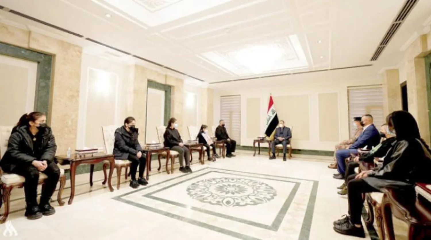 Kazımi DEAŞ tarafından öldürülen Albay Yasir el-Curani’nin ailesini karşıladı (INA)
