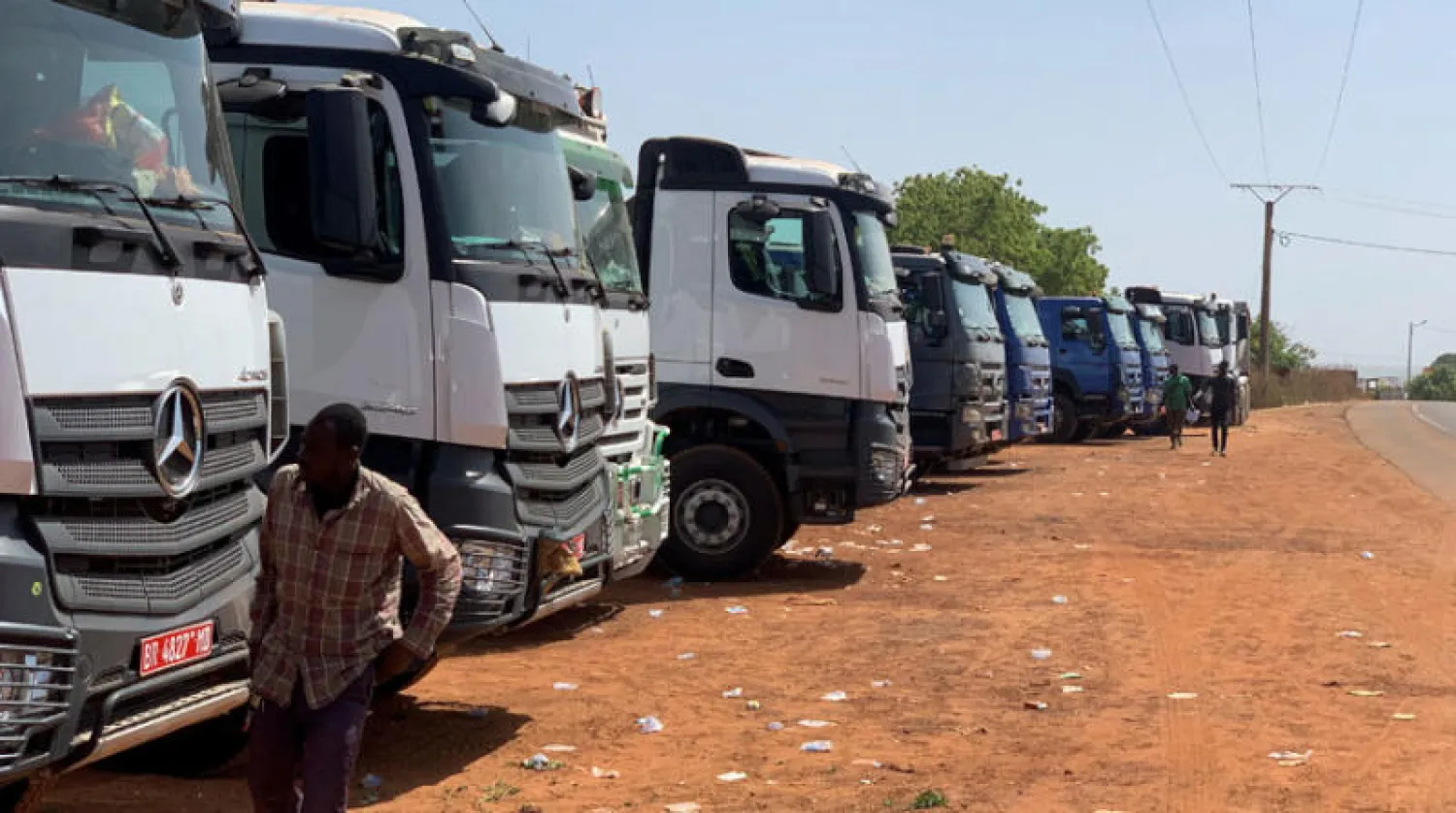 شاحنات مالية تقف الجمعة على حدود ساحل العاج بعد فرض عقوبات إضافية من قبل مجموعة غرب أفريقيا على باماكو في اجتماعها الأخير (رويترز)