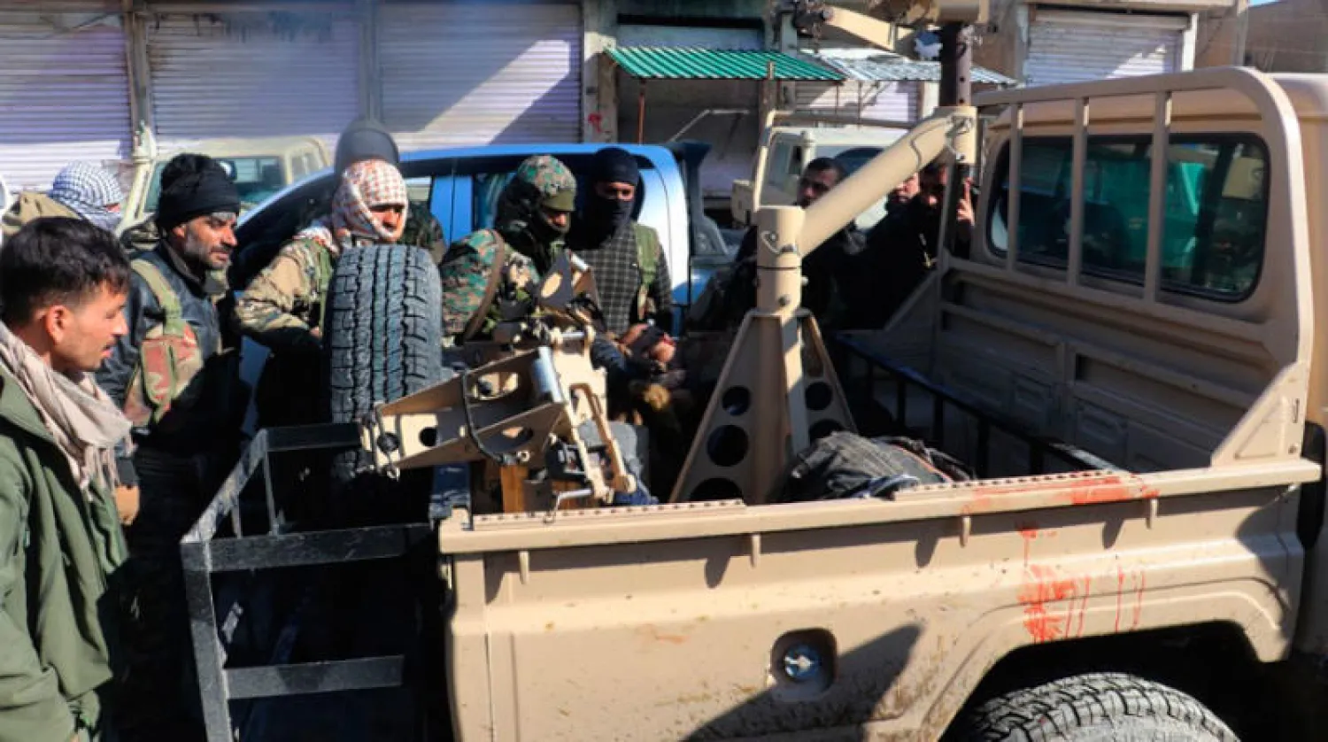 عناصر من «قوات سوريا الديمقراطية» خلال الاشتباكات قرب سجن الحسكة أمس (أ.ف.ب)