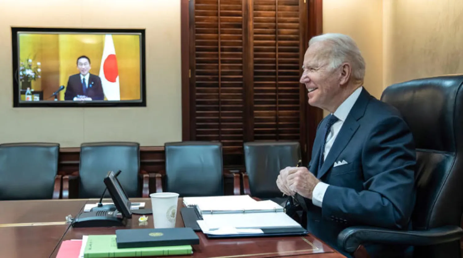 من اجتماع الرئيس الأميركي جو بايدن ورئيس الوزراء الياباني فوميو كيشيدا عبر الفيديو (أ.ب)