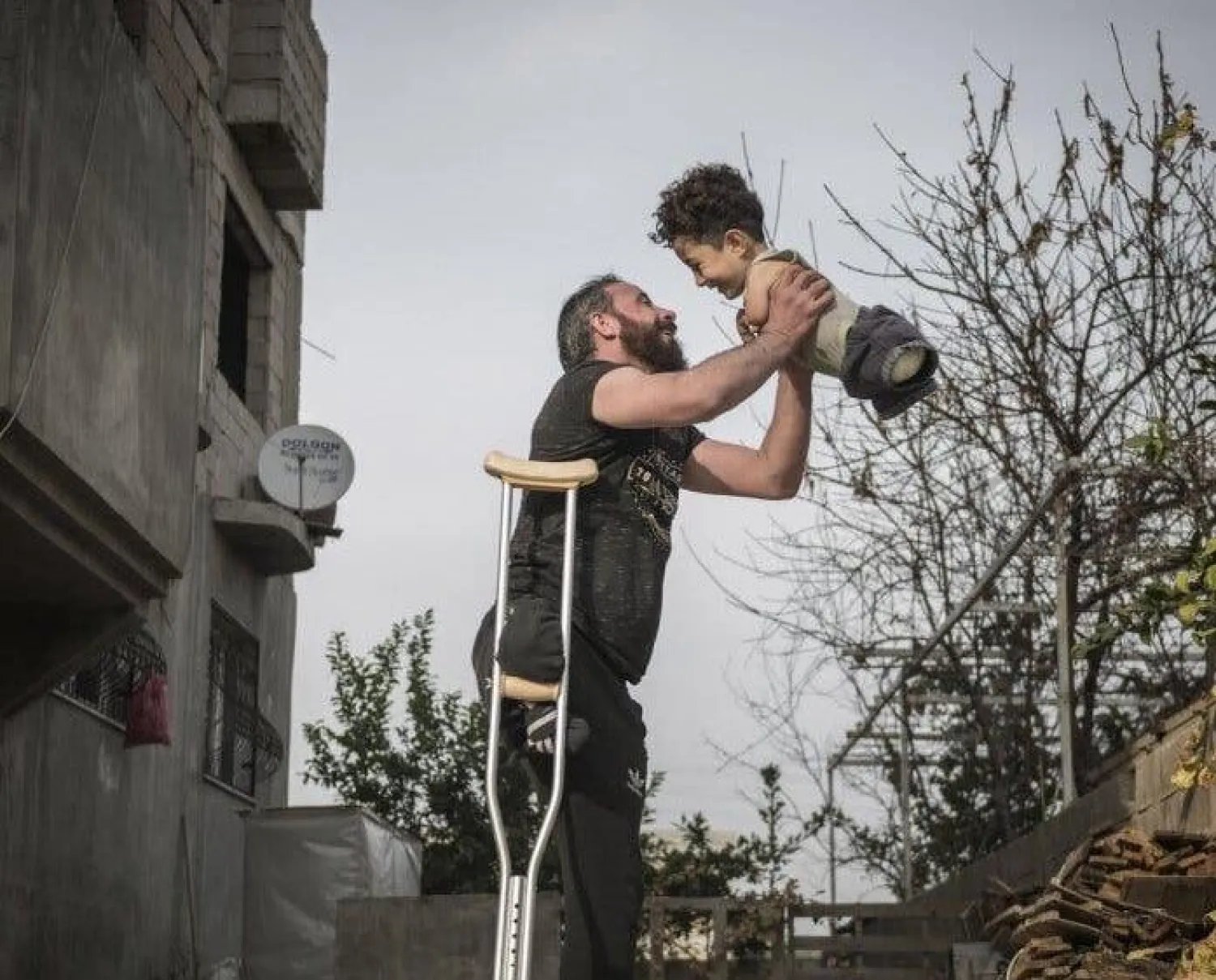 صورة منذر النزل ونجله مصطفى الفائزة بالعديد من الجوائز وجرى تداولها بشكل كبير بعد نشرها (نيويورك تايمز)