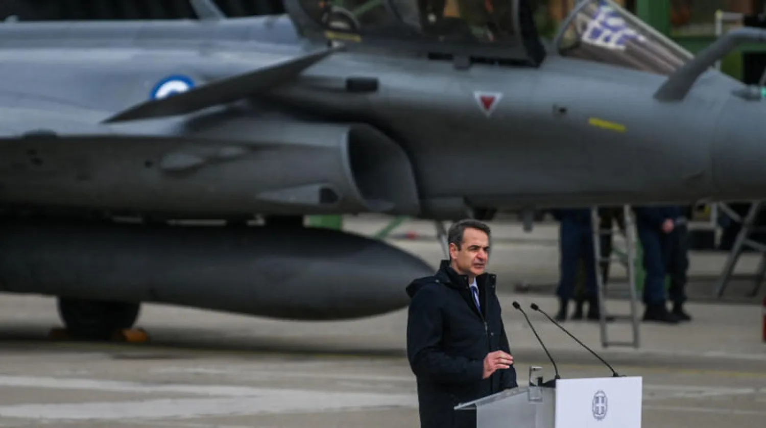 رئيس وزراء اليونان في قاعدة تناغرا العسكرية لدى تسلم بلاده طائرات «رافال» الفرنسية قبل يومين فقط من توقيع خريطة الطريق مع باريس (أ.ف.ب)