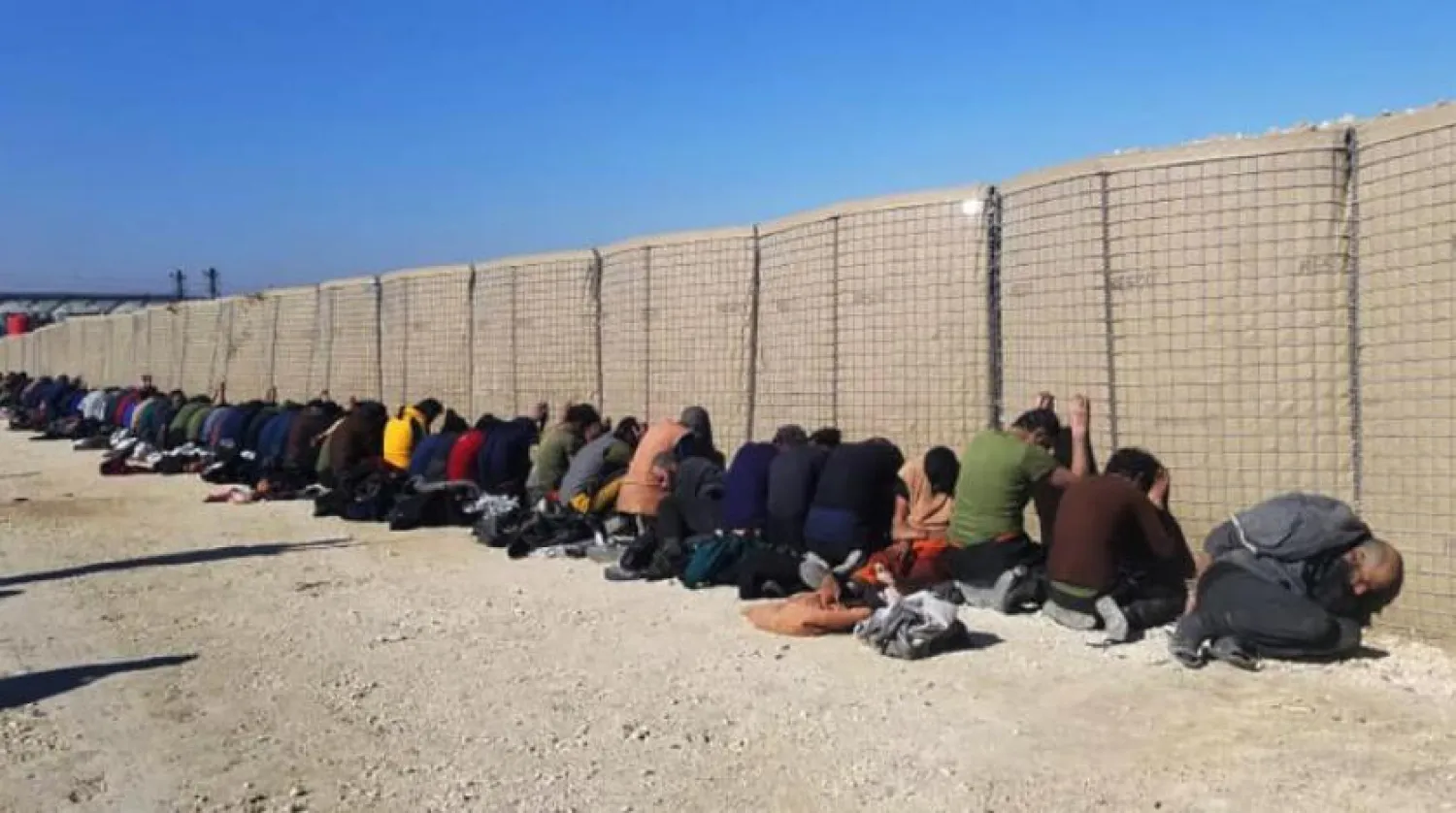 SDG kontrolündeki Suriye'nin kuzeydoğusundaki Haseke'deki hapishaneye saldırdıktan sonra tutuklanan bazı DEAŞ militanları  (AP)
