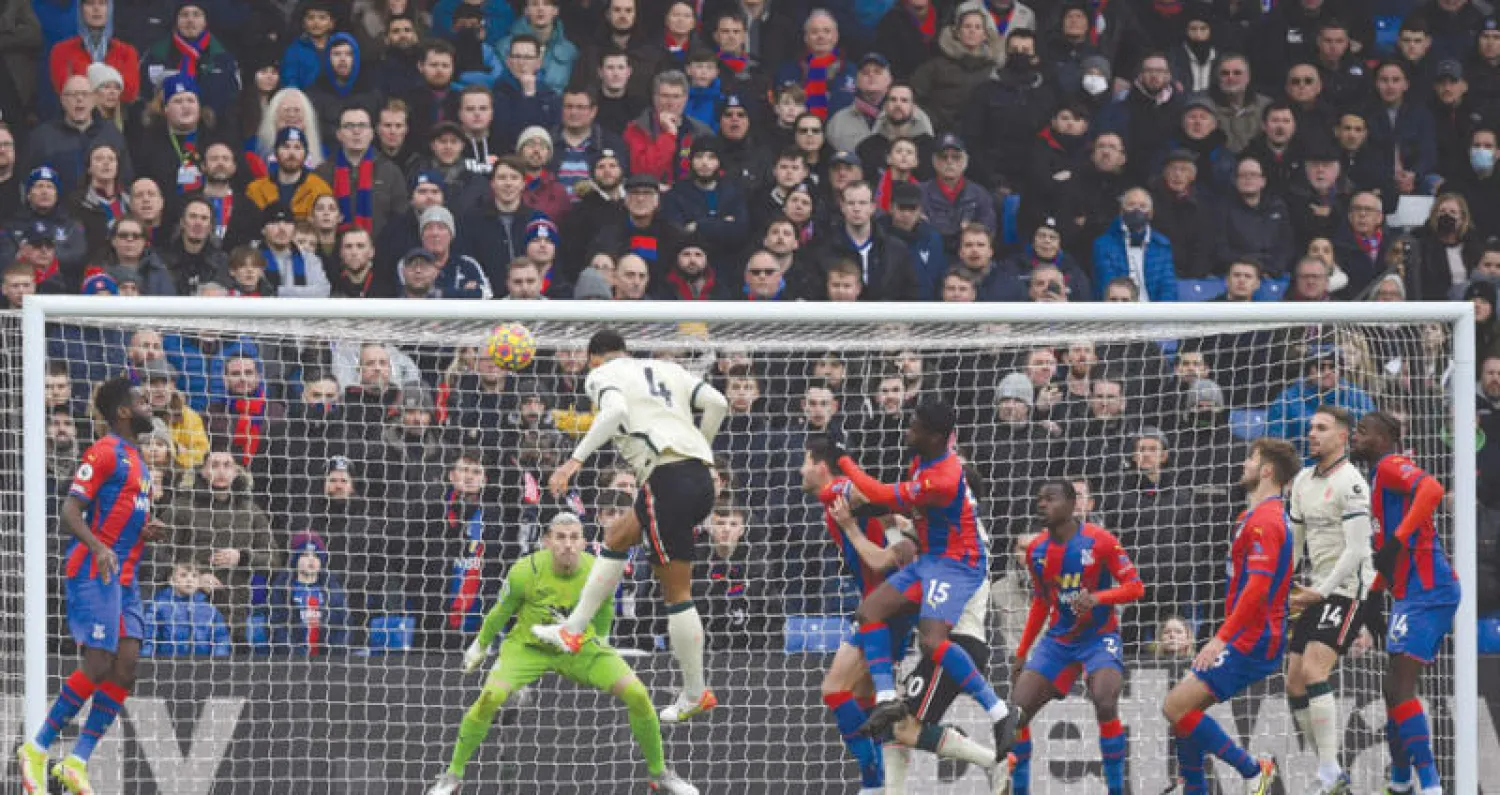 فان دايك (في الوسط) يسجل برأسه هدف ليفربول الأول في مرمى بالاس (أ.ف.ب)