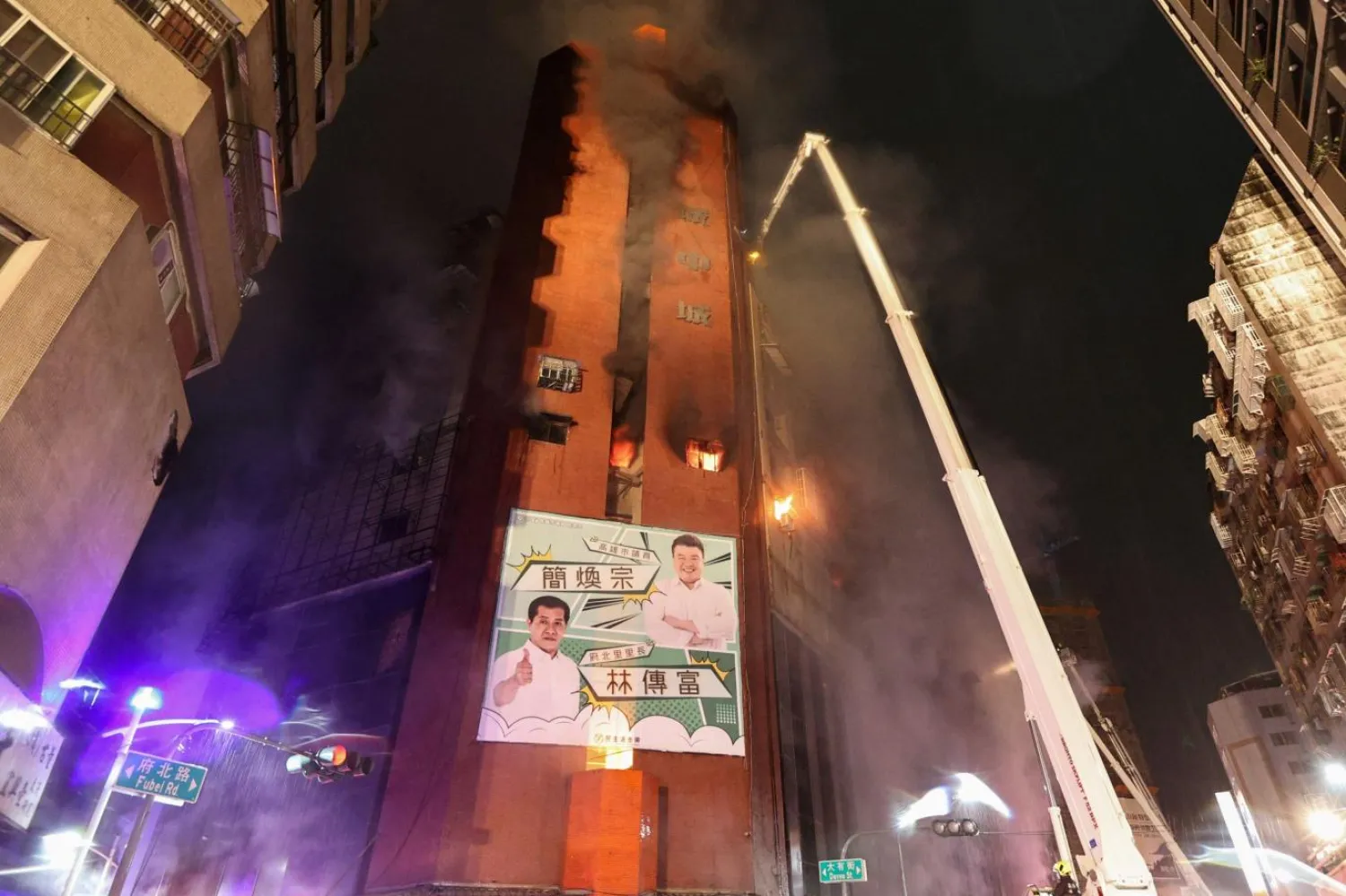 Gece binadan buram buram duman yükseldi (AFP)