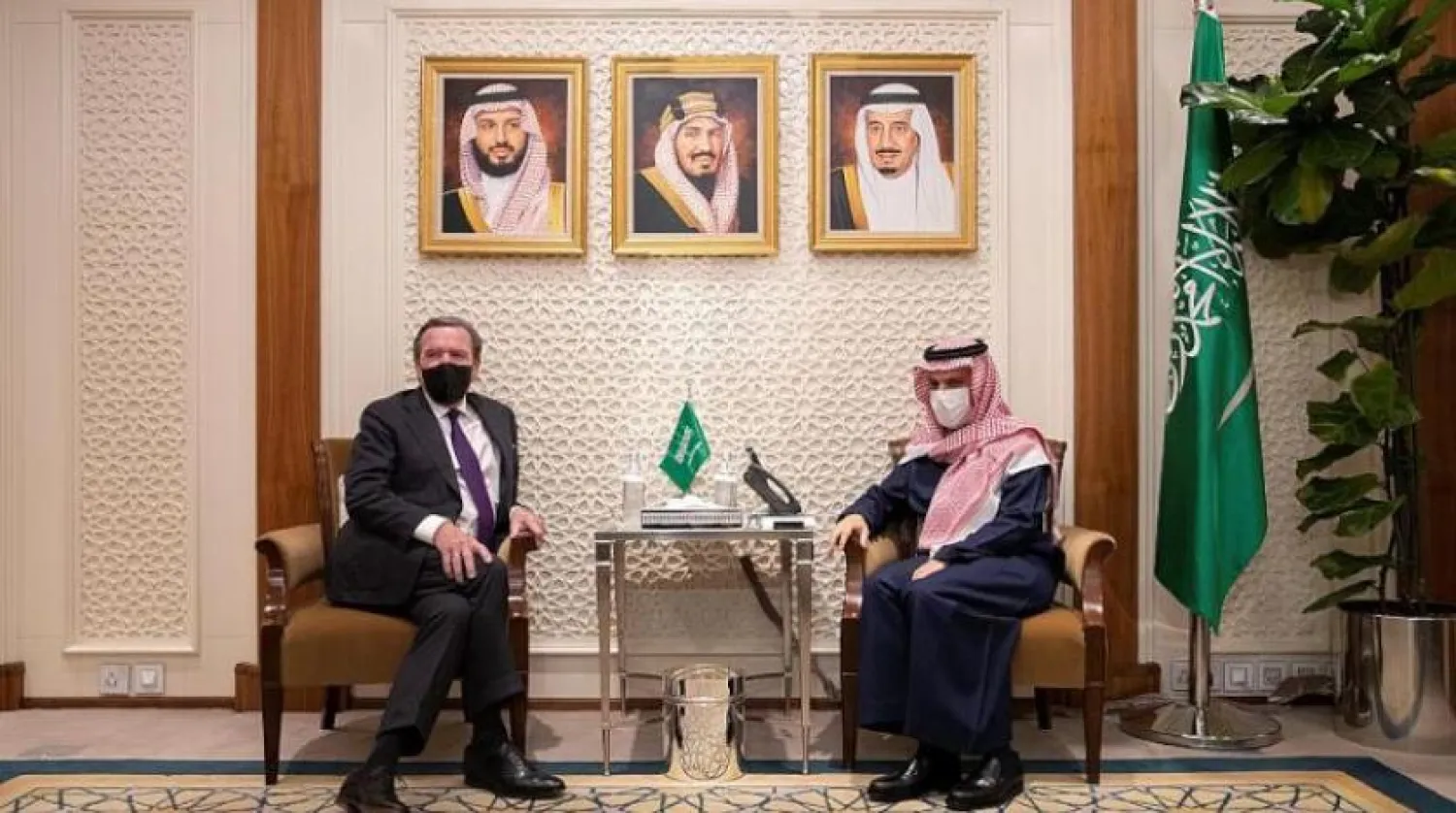 
شاهزاده فیصل بن فرحان وزیر امور خارجه سعودی در استقبال از گرهارد شرودر صدراعظم سابق آلمان در ریاض (واس)
