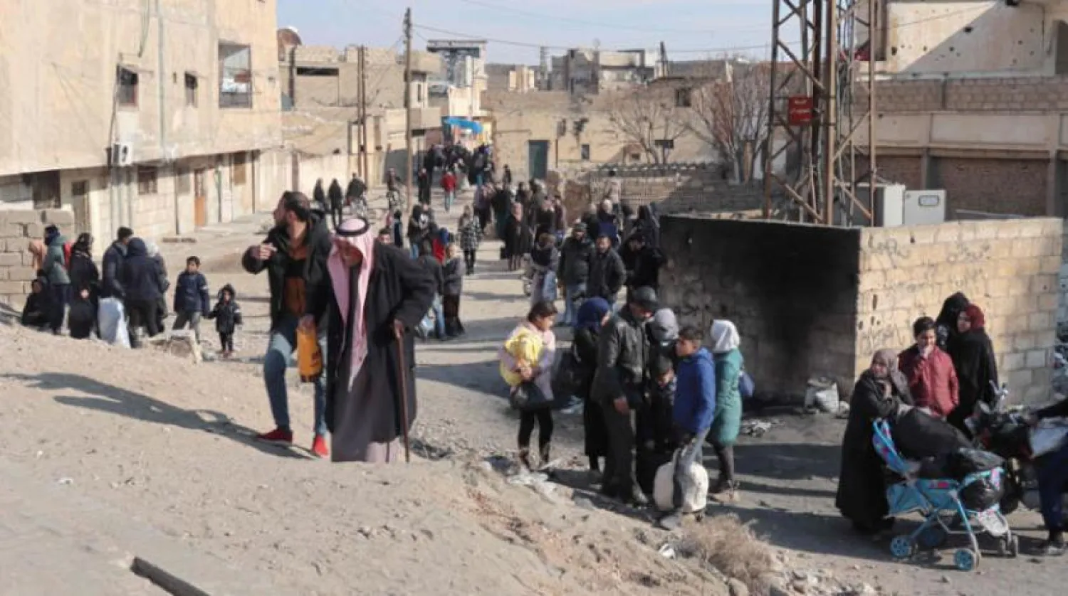 
شهروندان دیروز و همزمان با ادامه درگیری‌ها بین «قسد» و «داعش» از حسکه فرار کردند (AFP)