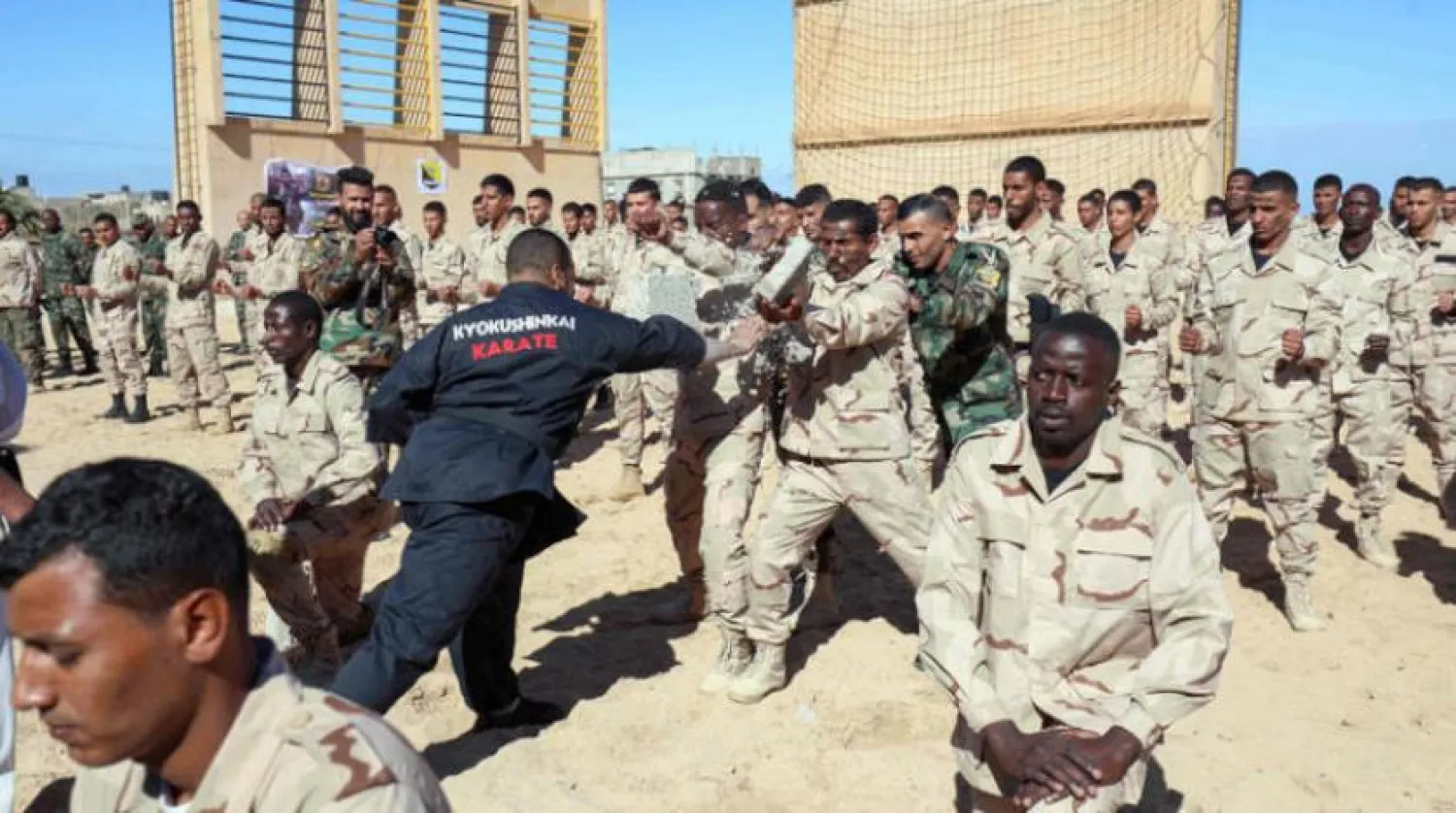 Bingazi'de çok sayıda subayın mezun olduğu törende Libya Ulusal Ordusu’nun (LUO) Yıldırım Kuvvetleri Birliği’nden bir kare (AFP)