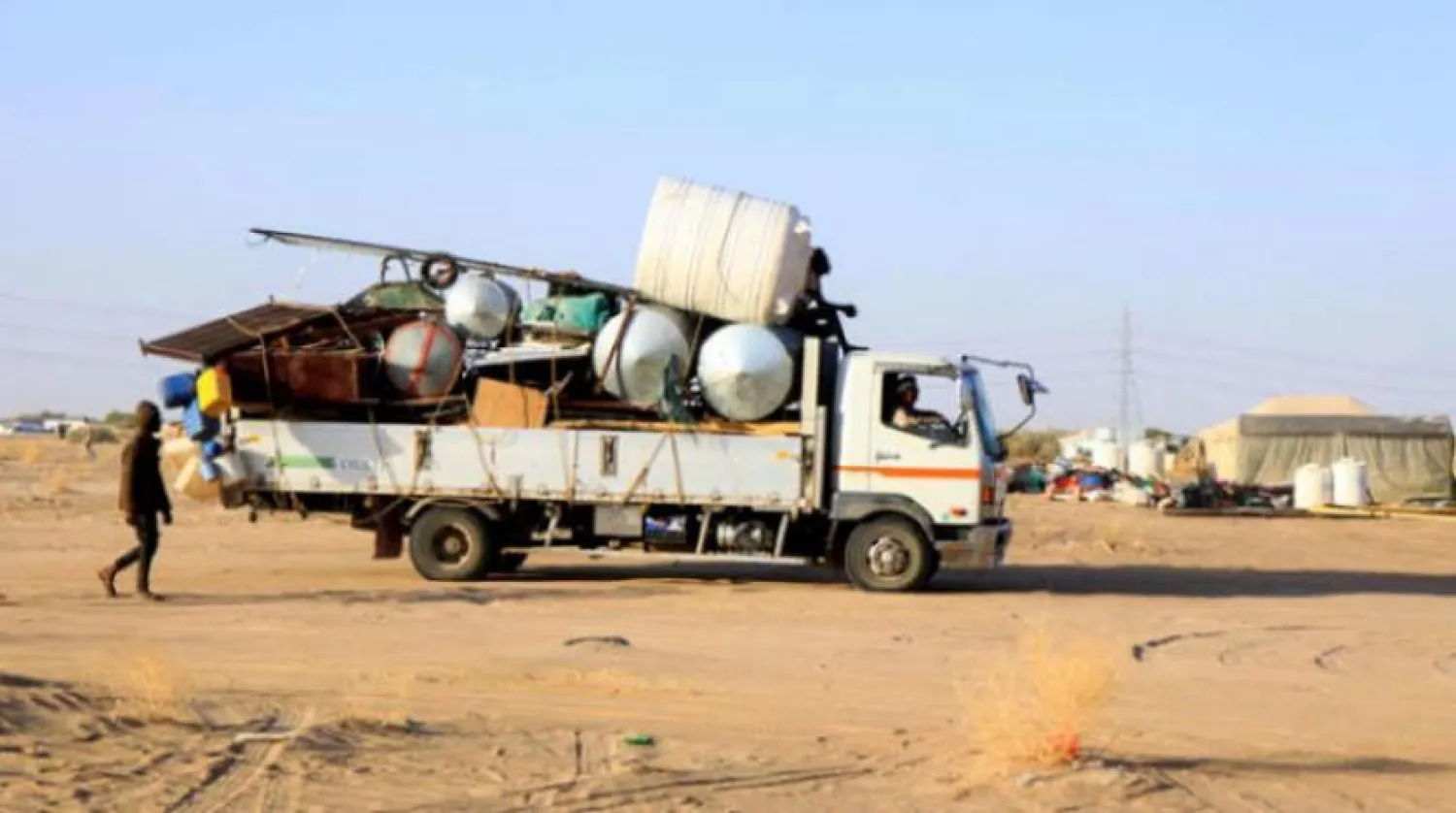 Marib’de bir sığınmacı kampına giden kamyondaki mobilya ve eşyalar (Reuters)