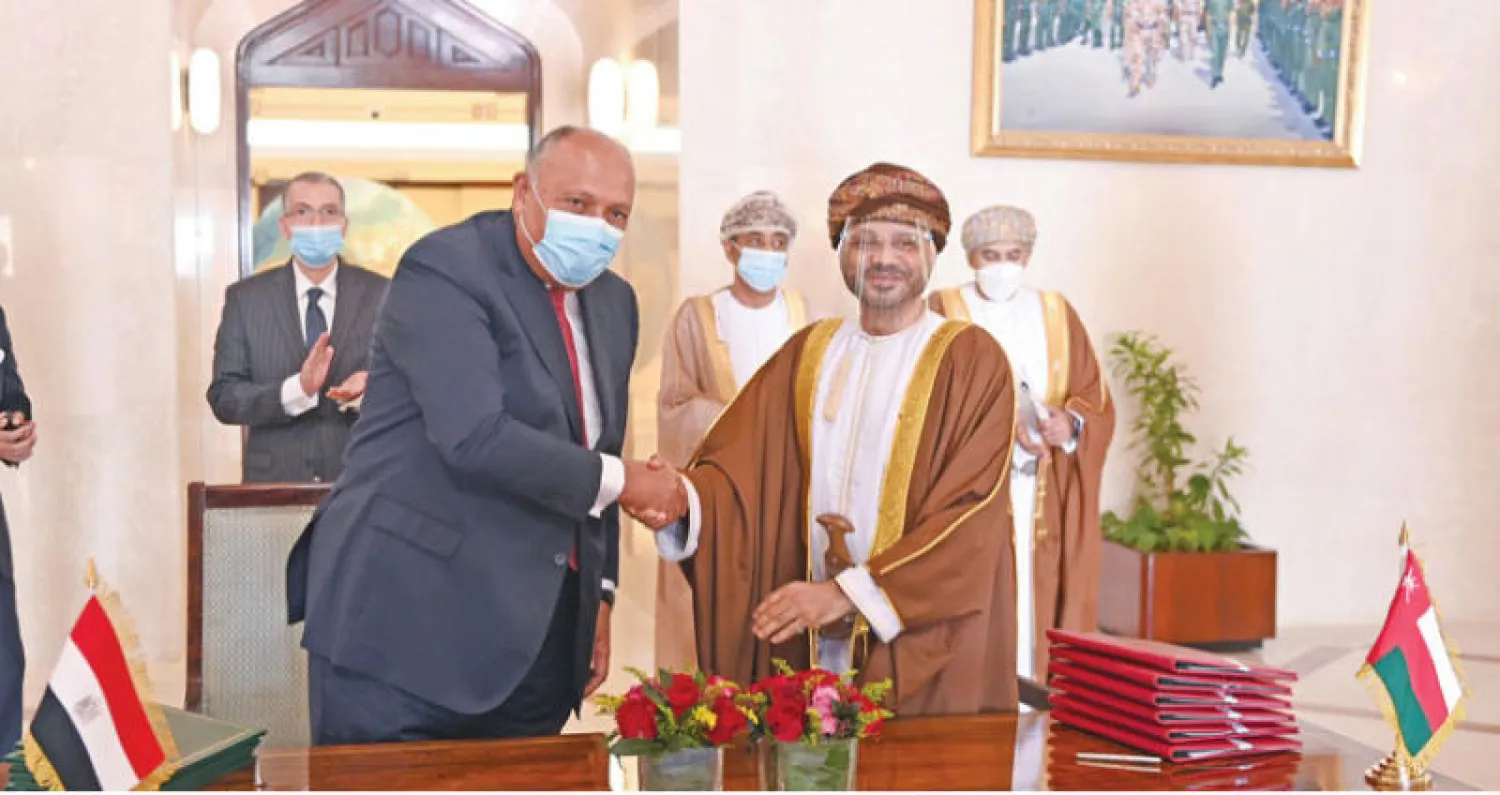 بدر البوسعيدي وزير الخارجية العماني ونظيره المصري سامح شكري في اجتماع مجلس الأعمال المتشرك في مسقط أمس (العمانية)