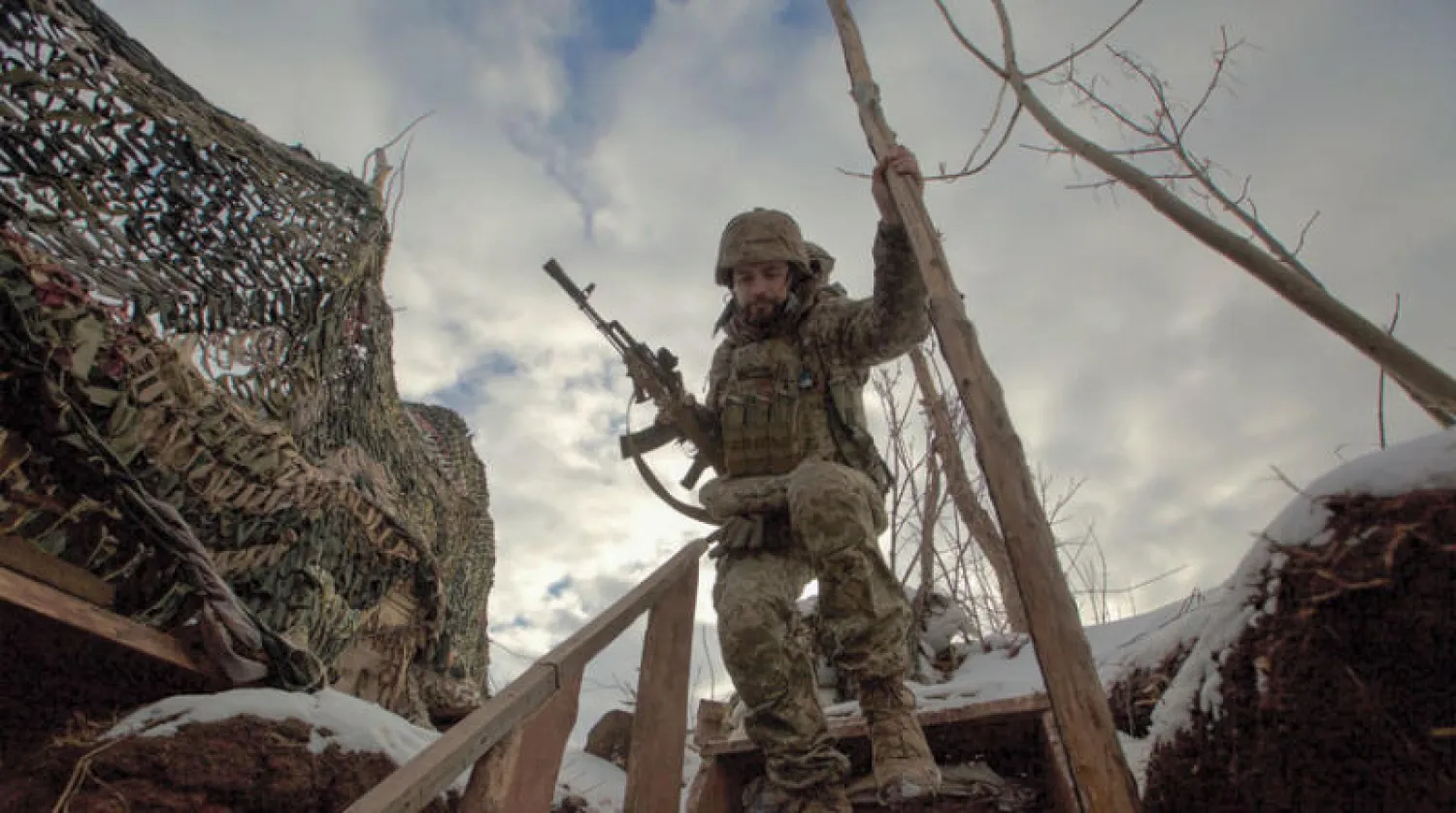 جندي أوكراني أمام الخط الفاصل قرب منطقة هورليفكا في دونيتسك بشرق البلاد (رويترز)