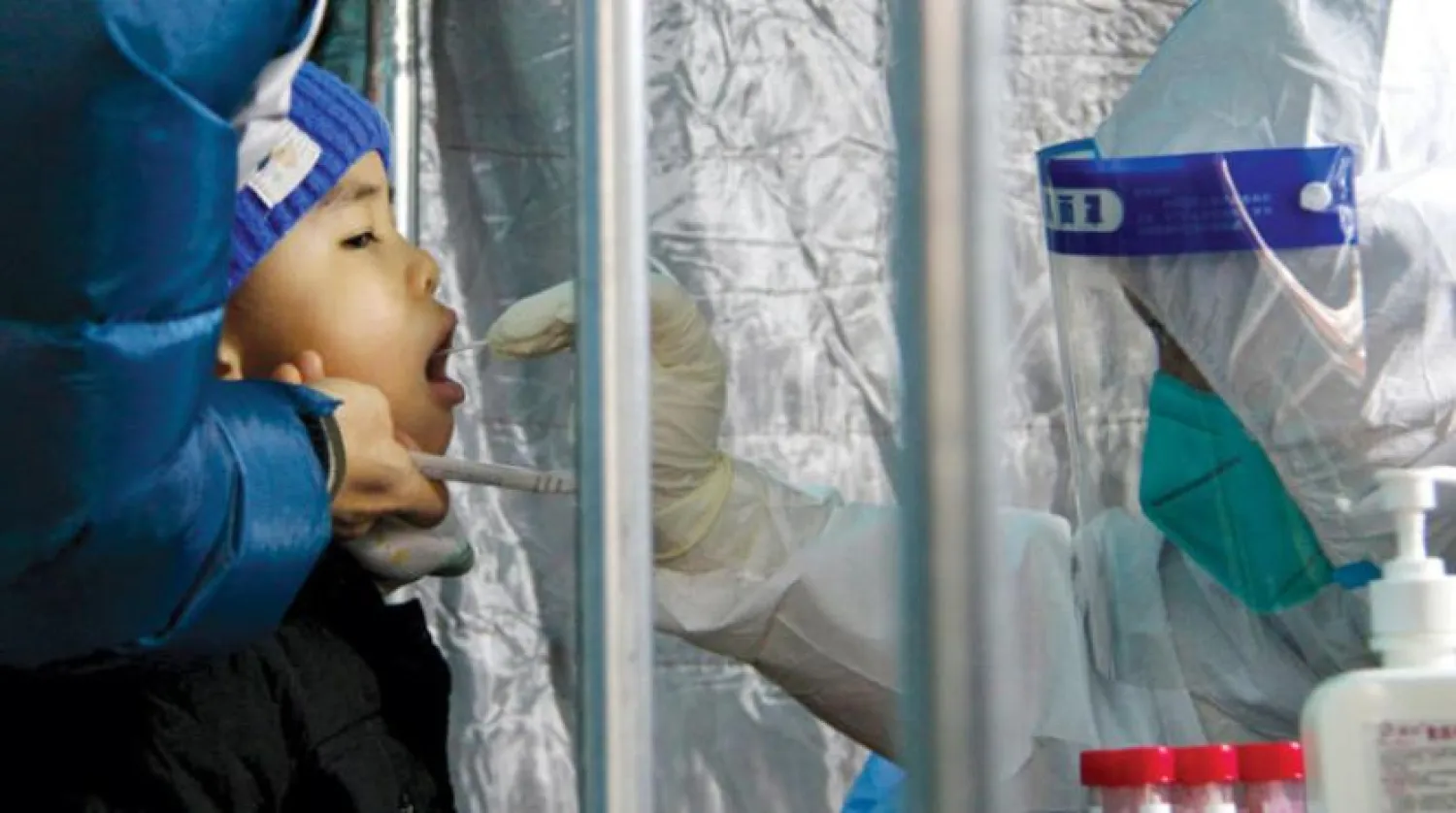 Pekin’de PCR testlerine hız kesilmeden devam ediliyor. (AP)