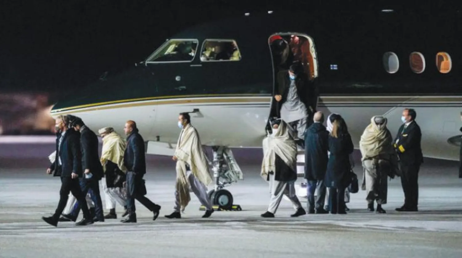 Bir Taliban heyeti Cumartesi günü Oslo'daki Gardermoen Havalimanı'na geldi (AFP)
