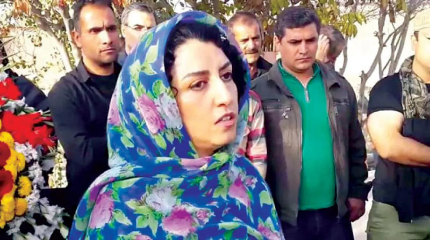 نرجس محمدي أثناء إلقاء كلمة في تأبين المدون ستار بهشتي الذي توفي نتيجة التعذيب في نوفمبر2012 (يوتيوب)