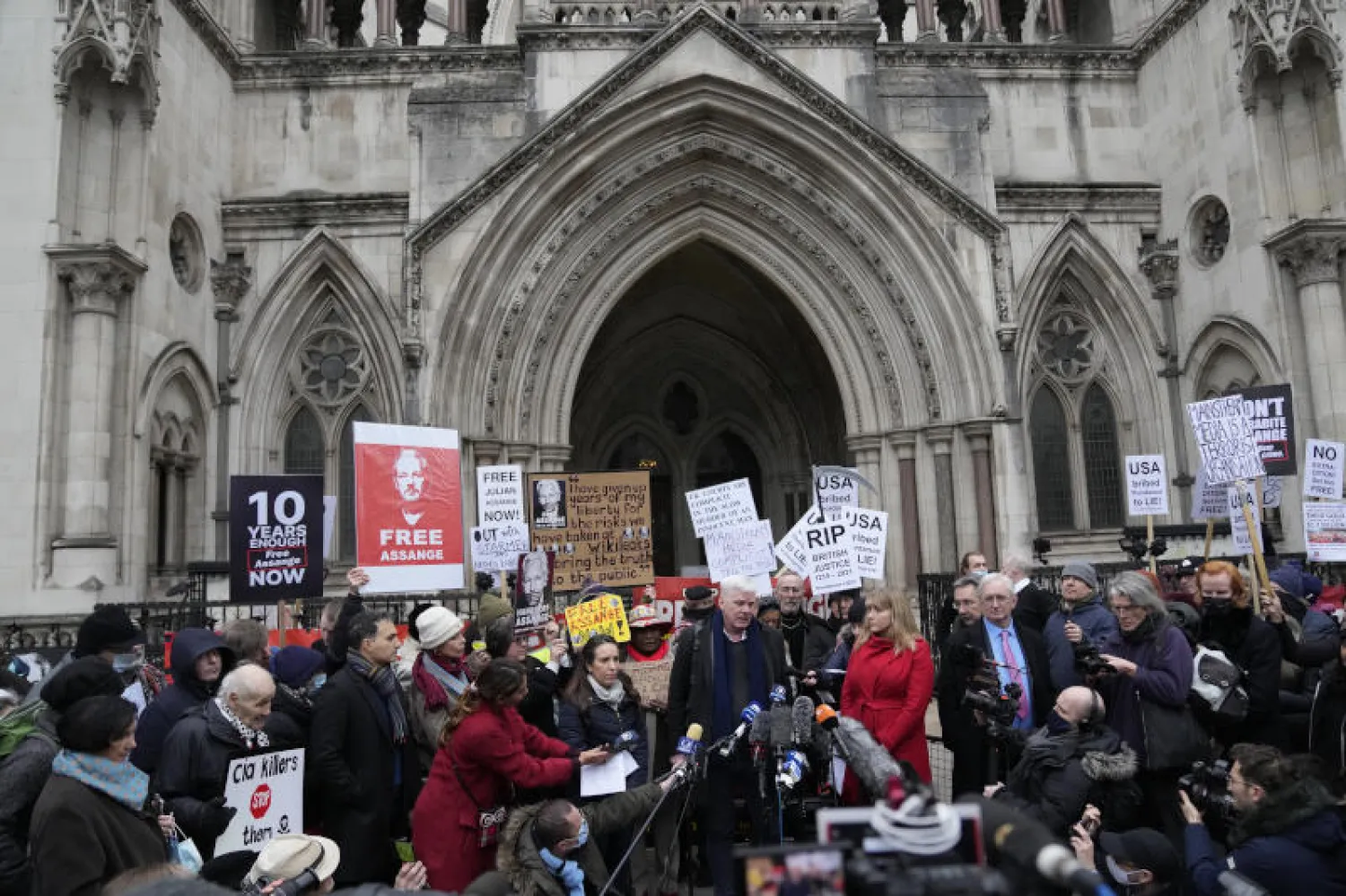 ستيلا موريس خطيبة أسانج تقف بجانب محرر موقع ويكيليكس كريستين هرافنسون بعد جلسة استماع خارج المحكمة العليا  في لندن (أ.ب)