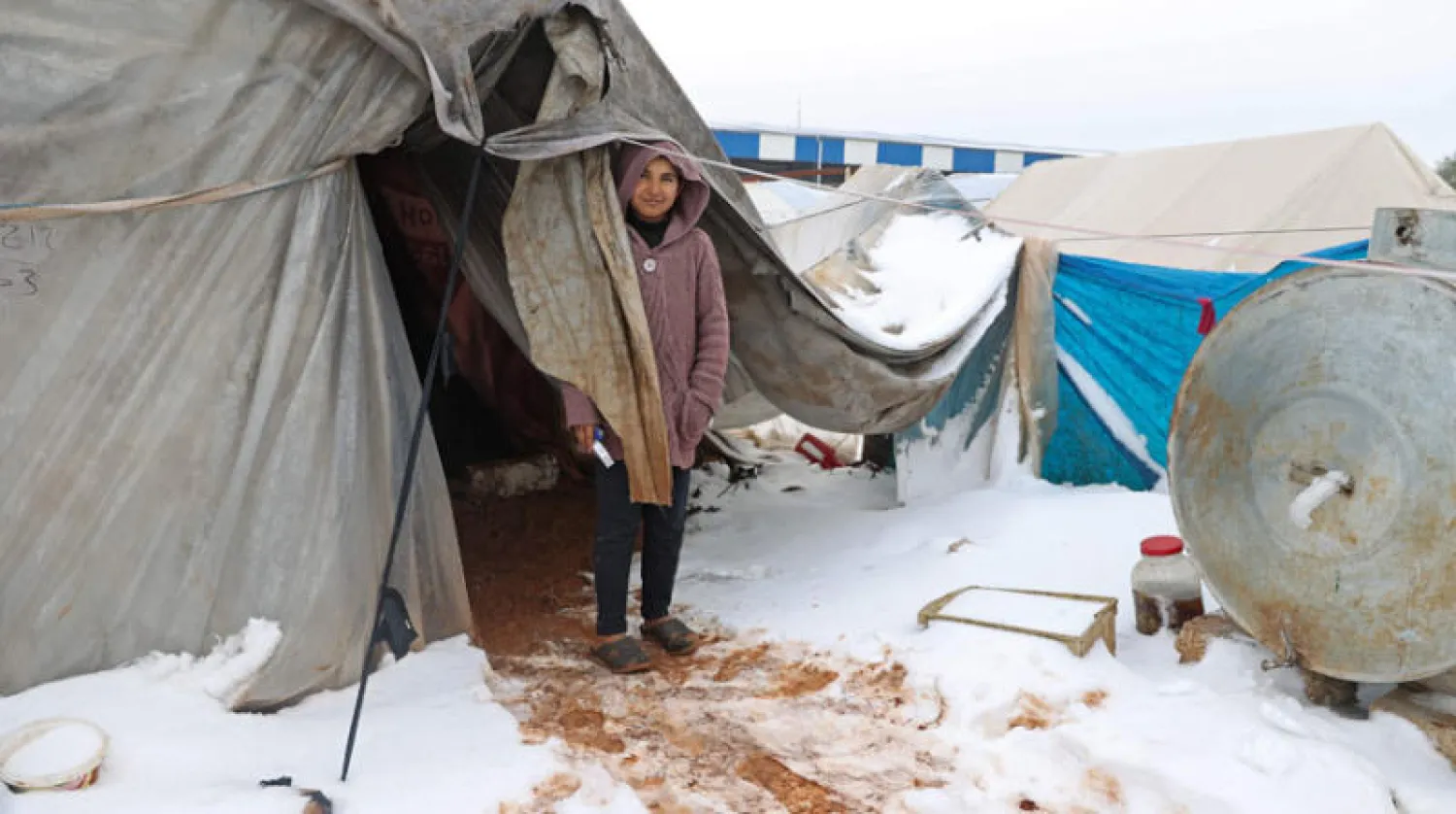 فتى يقف قرب خيمته في مخيم للنازحين شمال غربي سوريا أول من أمس (أ.ف.ب)