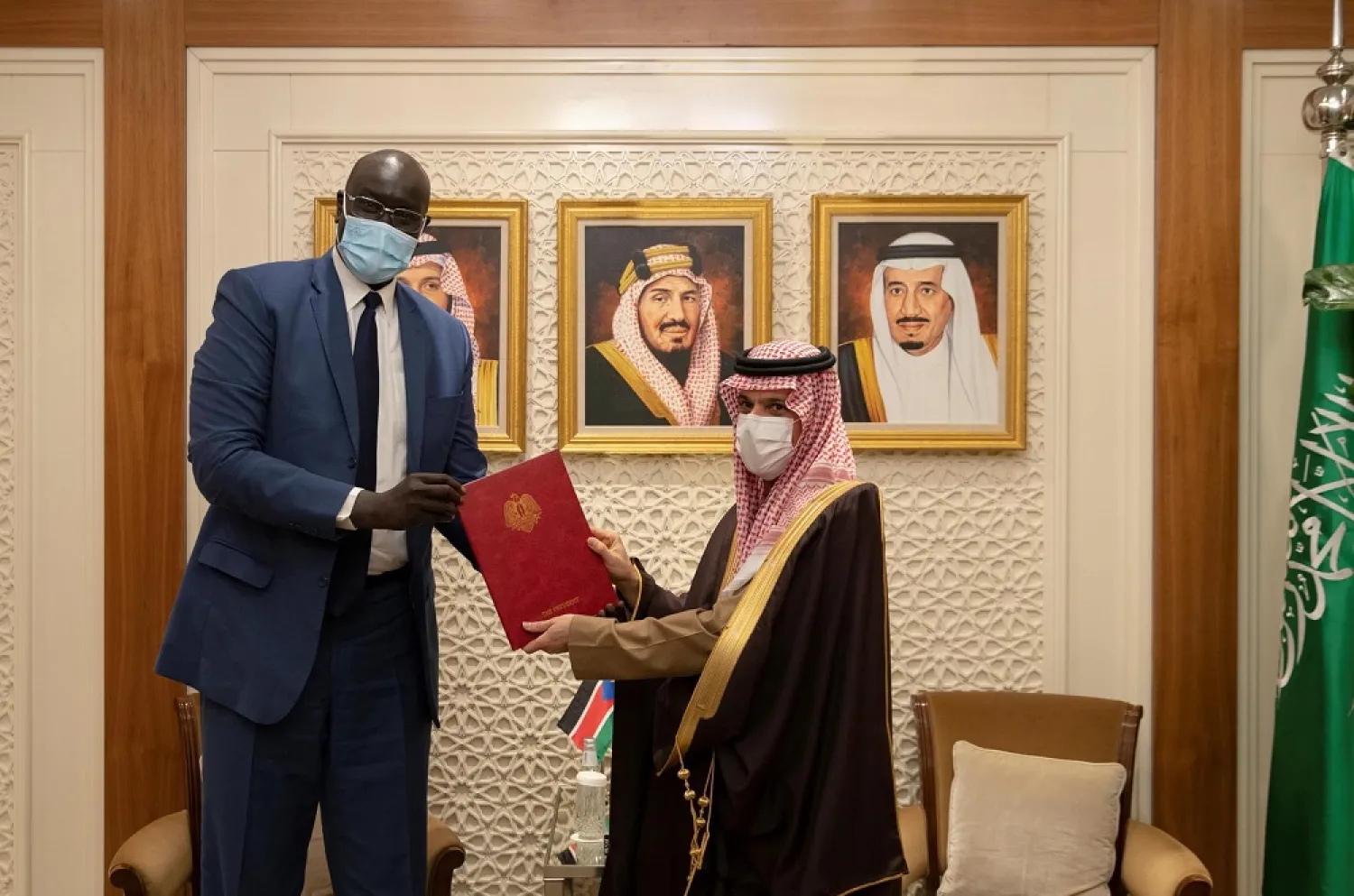 Prince Faisal receives the message from his South Sudan FM Mayiik Ayii Deng. (SPA)