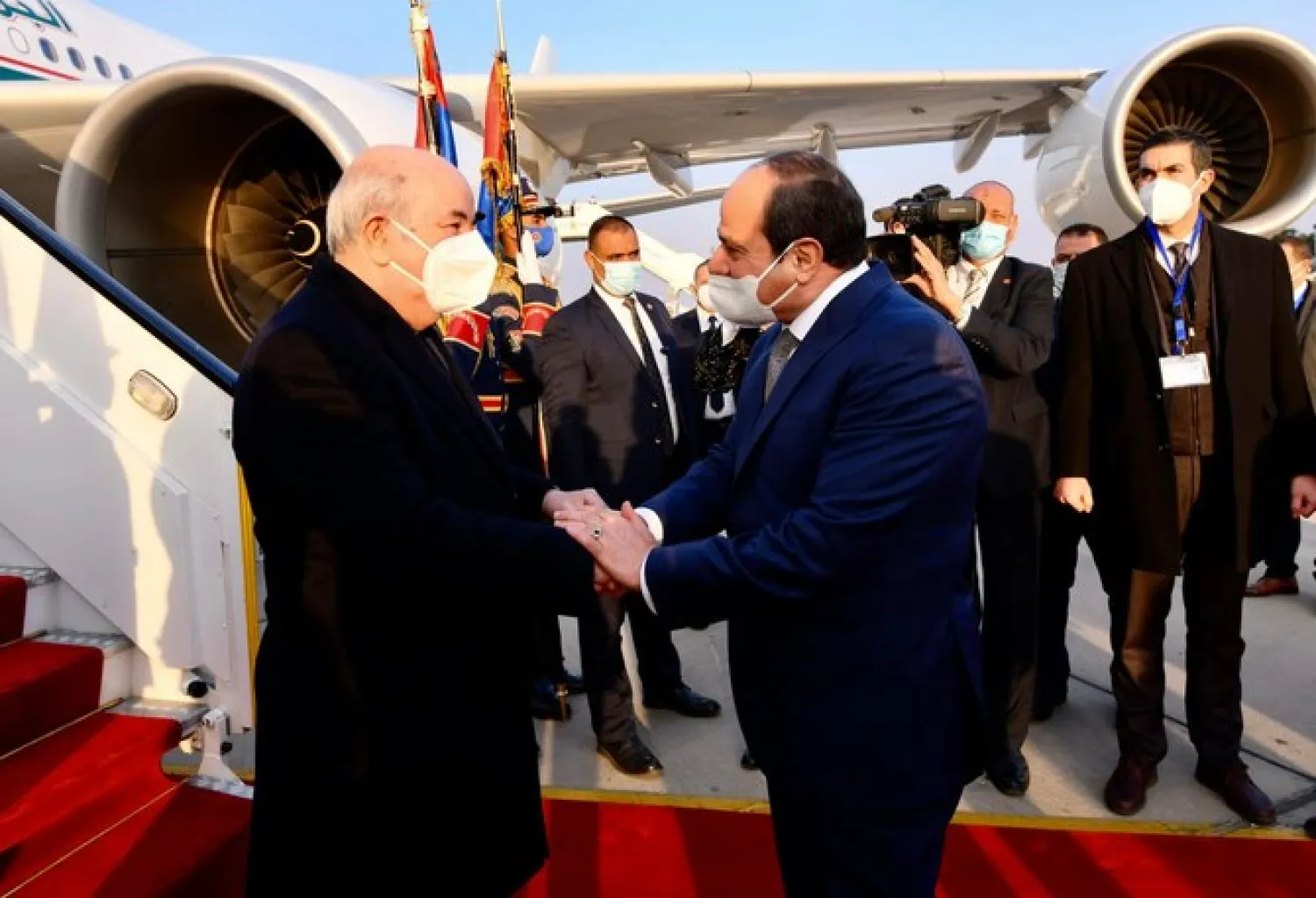 Egyptian President welcoming his Algerian counterpart at Cairo International Airport. (Spokesman of the Egyptian Presidency)
