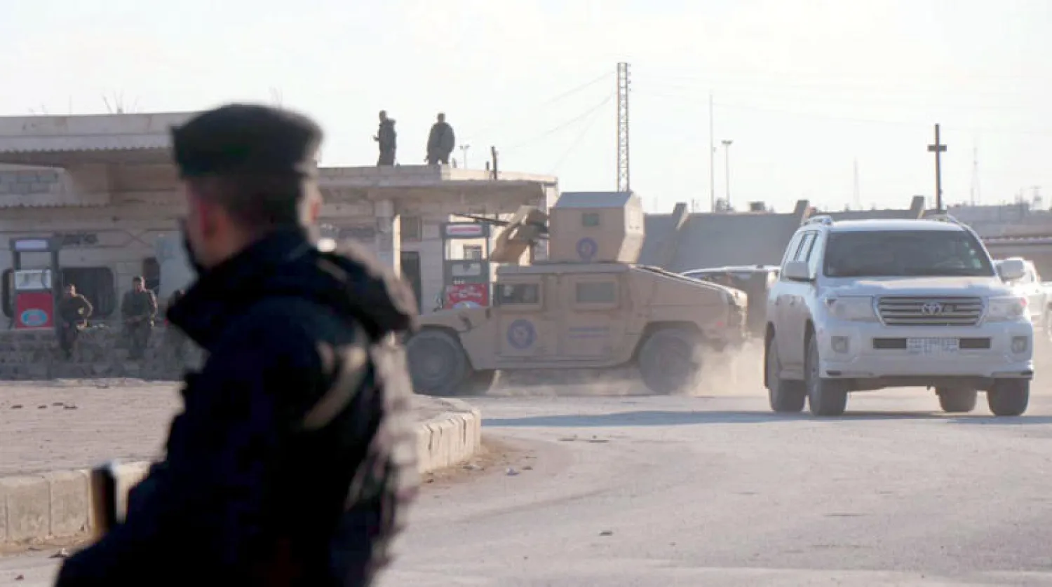 «قوات سوريا الديمقراطية» تفتش أحياء في الحسكة قرب سجن غويران أمس (إ.ب.أ)