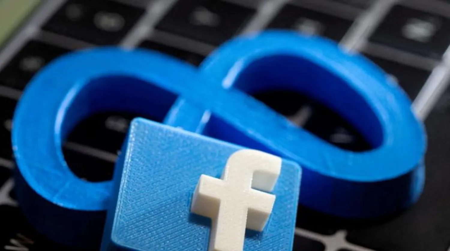 Facebook logosu Meta logosunun altında görünüyor (Reuters)
