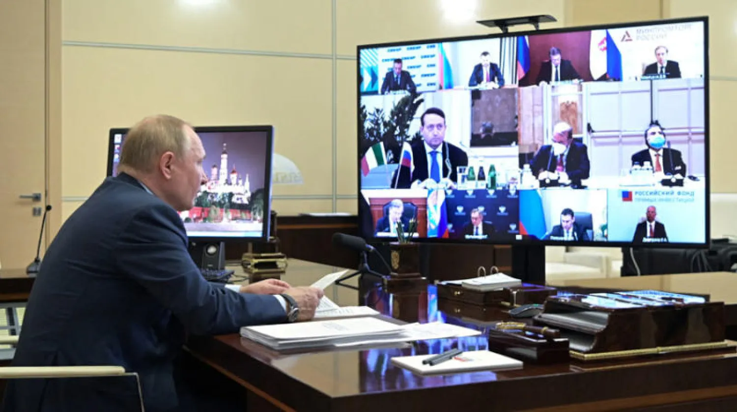 بوتين لدى اجتماعه مع رجال أعمال إيطاليين عبر الفيديو في موسكو أمس (رويترز)
