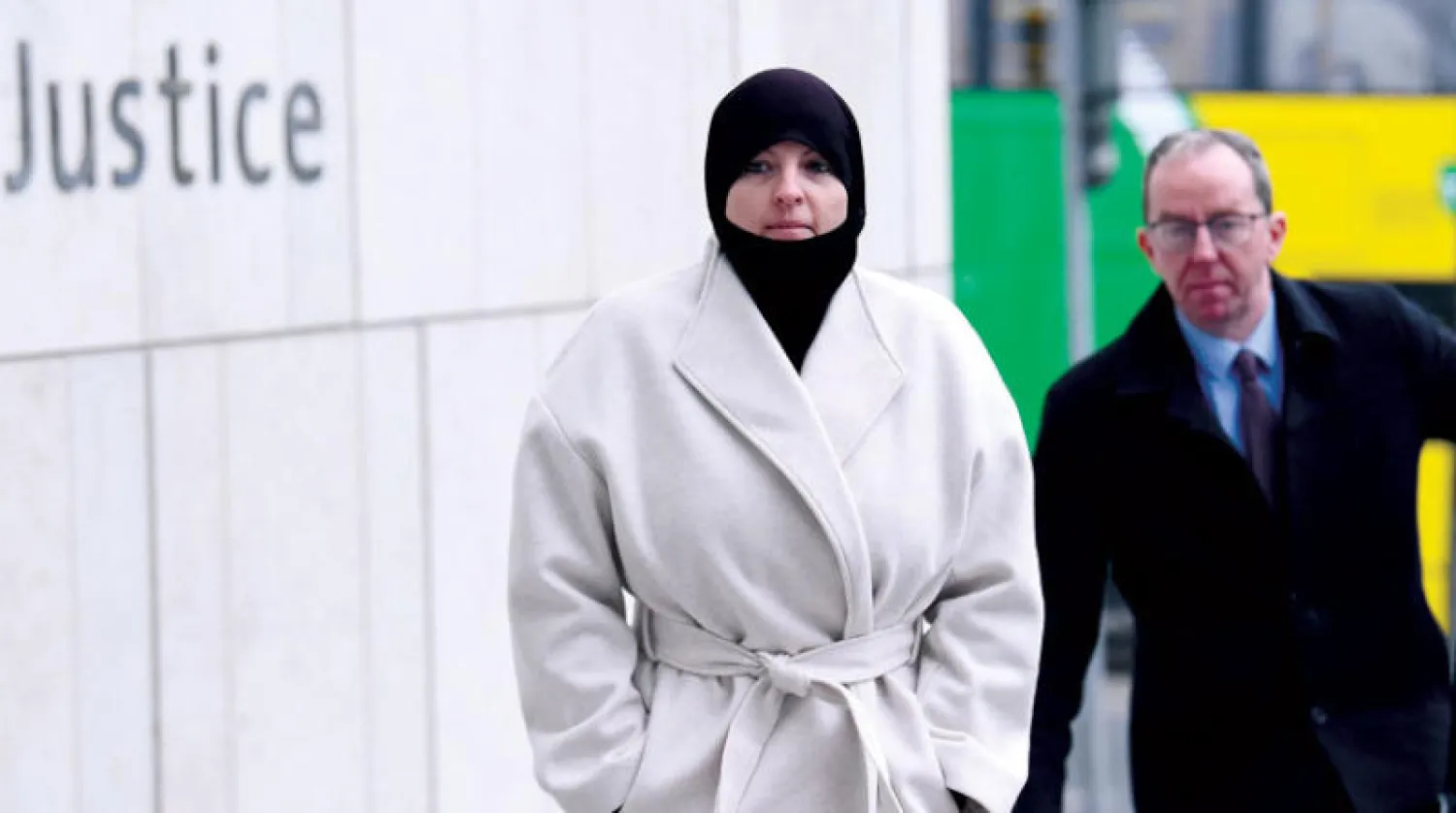 الجندية السابقة في الجيش الآيرلندي ليزا سميث قبل مثولها أمام المحكمة الجنائية الخاصة في دبلن (رويترز)