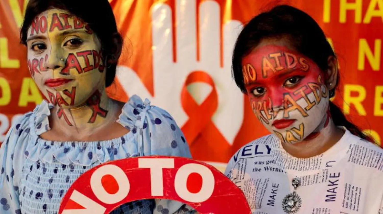 Hindistan’da bir AIDS bilinçlendirme kampanyası sırasında aktivistler (EPA)