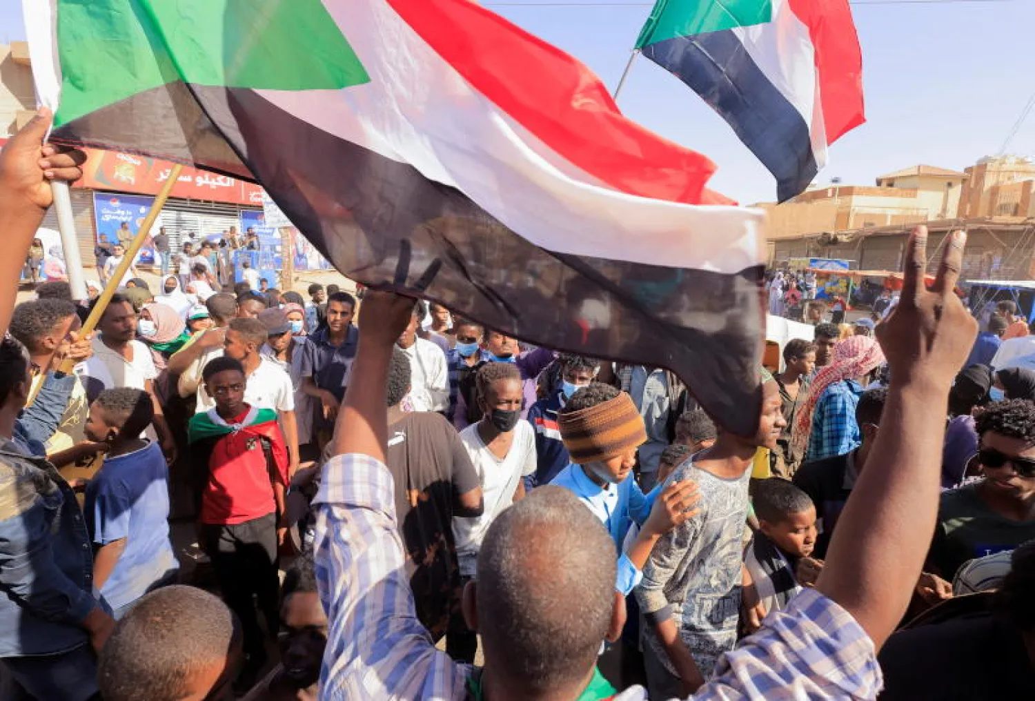 مظاهرة ضد الانقلاب العسكري في الخرطوم (رويترز)