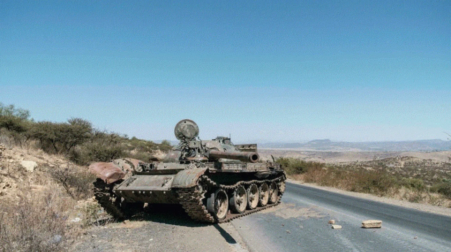 A damaged tank stands on a road north of Mekele, the capital of Tigray, February 26, 2021 © Eduardo Soteras, AFP
