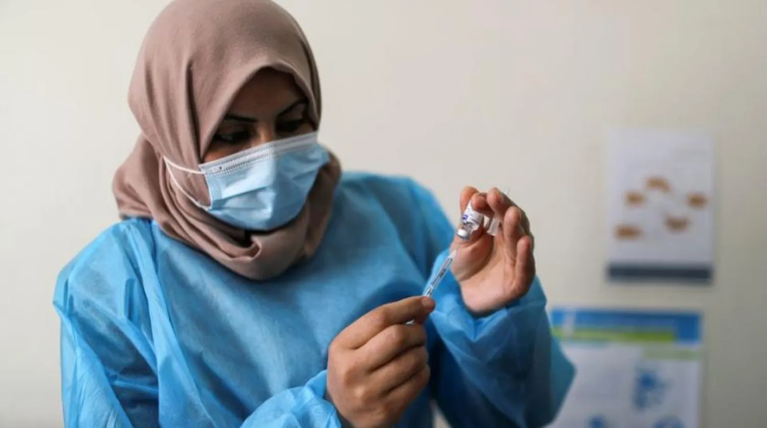 A health worker prepares a vaccination against the coronavirus disease (COVID-19), in Gaza City March 17, 2021. REUTERS/Mohammed Salem
