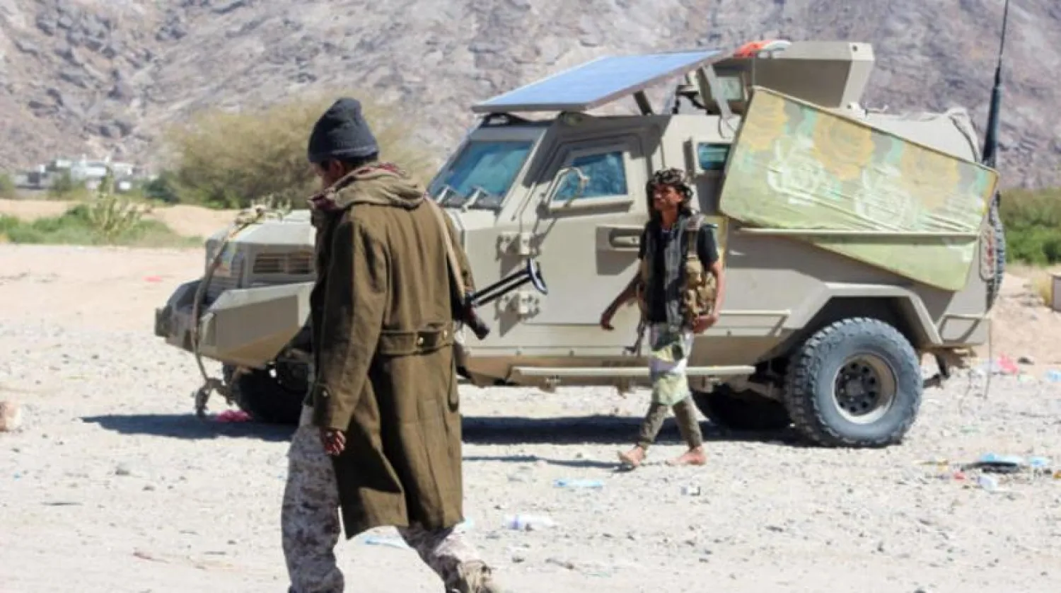 Marib vilayetinin Cuba ilçesinde Husi karşıtı güçlerden iki savaşçı (AFP)