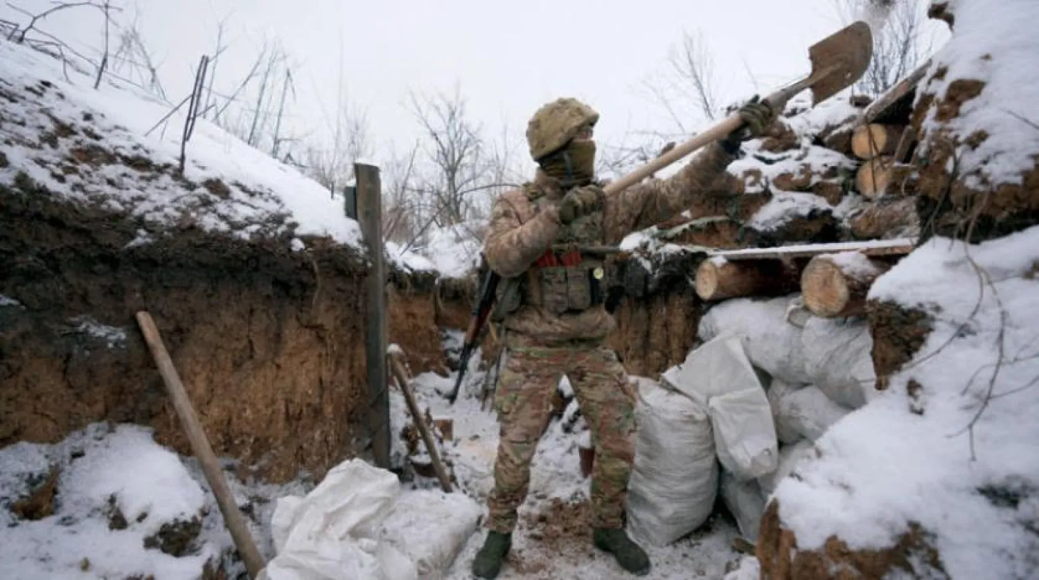Ukrayna askerleri, Luhansk bölgesinin ön cephelerinde nöbet tutmaya devam ediyor. (AP)