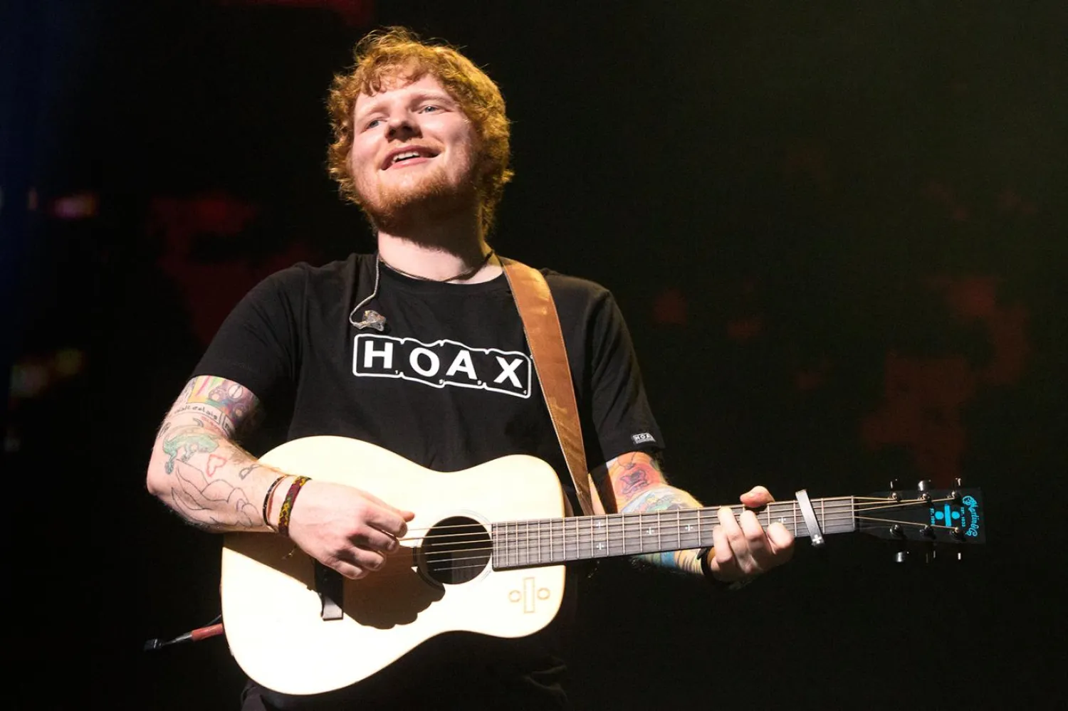 Ed Sheeran katıldığı programda telefonunu bıraktığından bu yana her şeye dair kendisini daha iyi hissettiğini söyledi (AP)