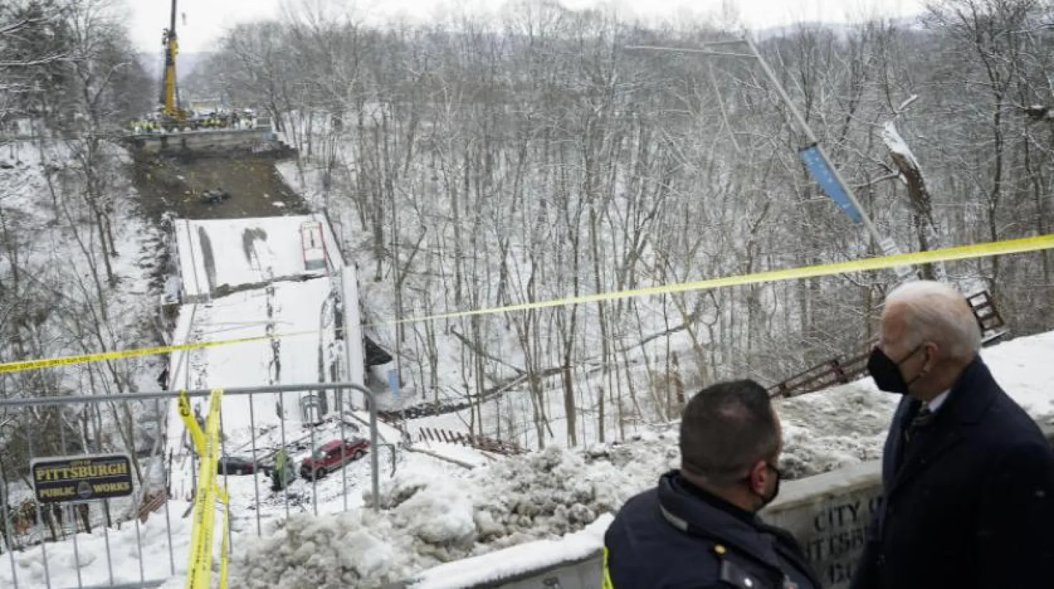 ABD Başkanı Joe Biden, Pensilvanya'da bir köprünün çöktüğü yerde (AP)