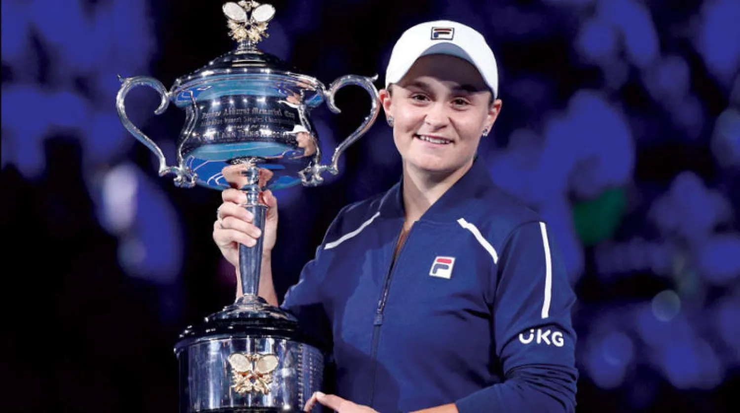 بارتي تحتفل بالتتويج بكأس بطولة أستراليا المفتوحة (أ.ف.ب)