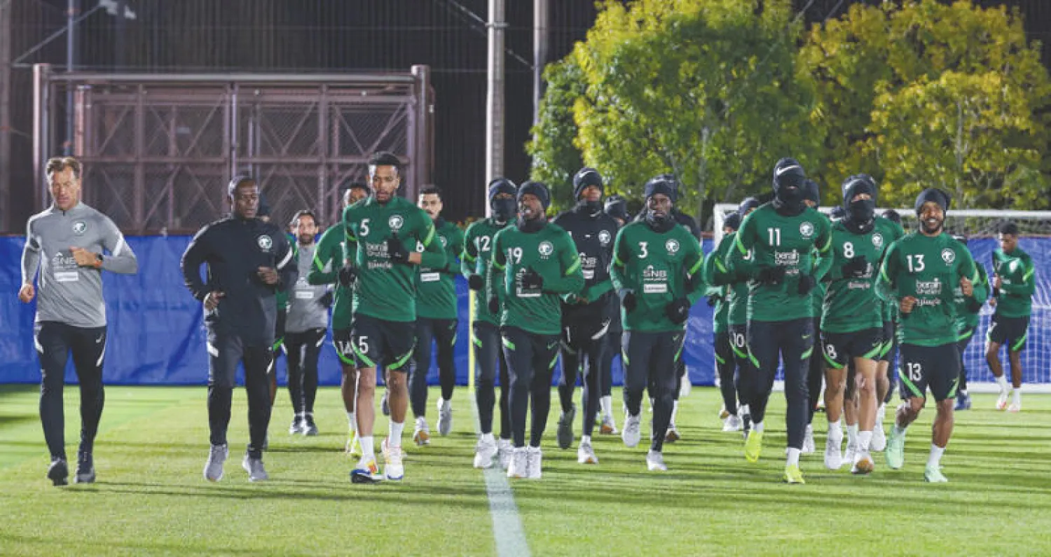 لاعبو الأخضر خلال عمليات التسخين (الشرق الأوسط)