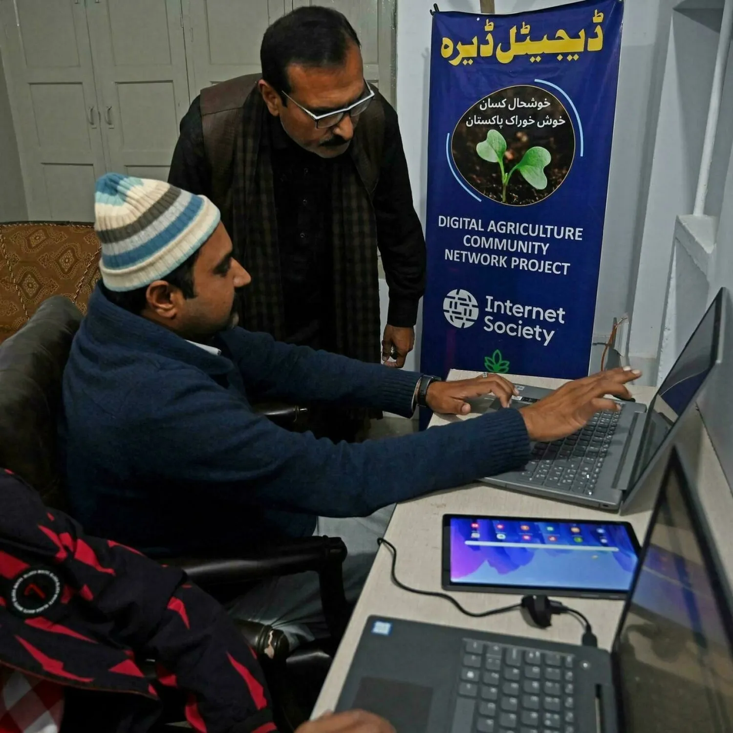 Aamer Hayat Bhandara (C), a farmer and local councilor, hopes digital tools will revolutionize Pakistan's agriculture industry. Farooq NAEEM AFP
