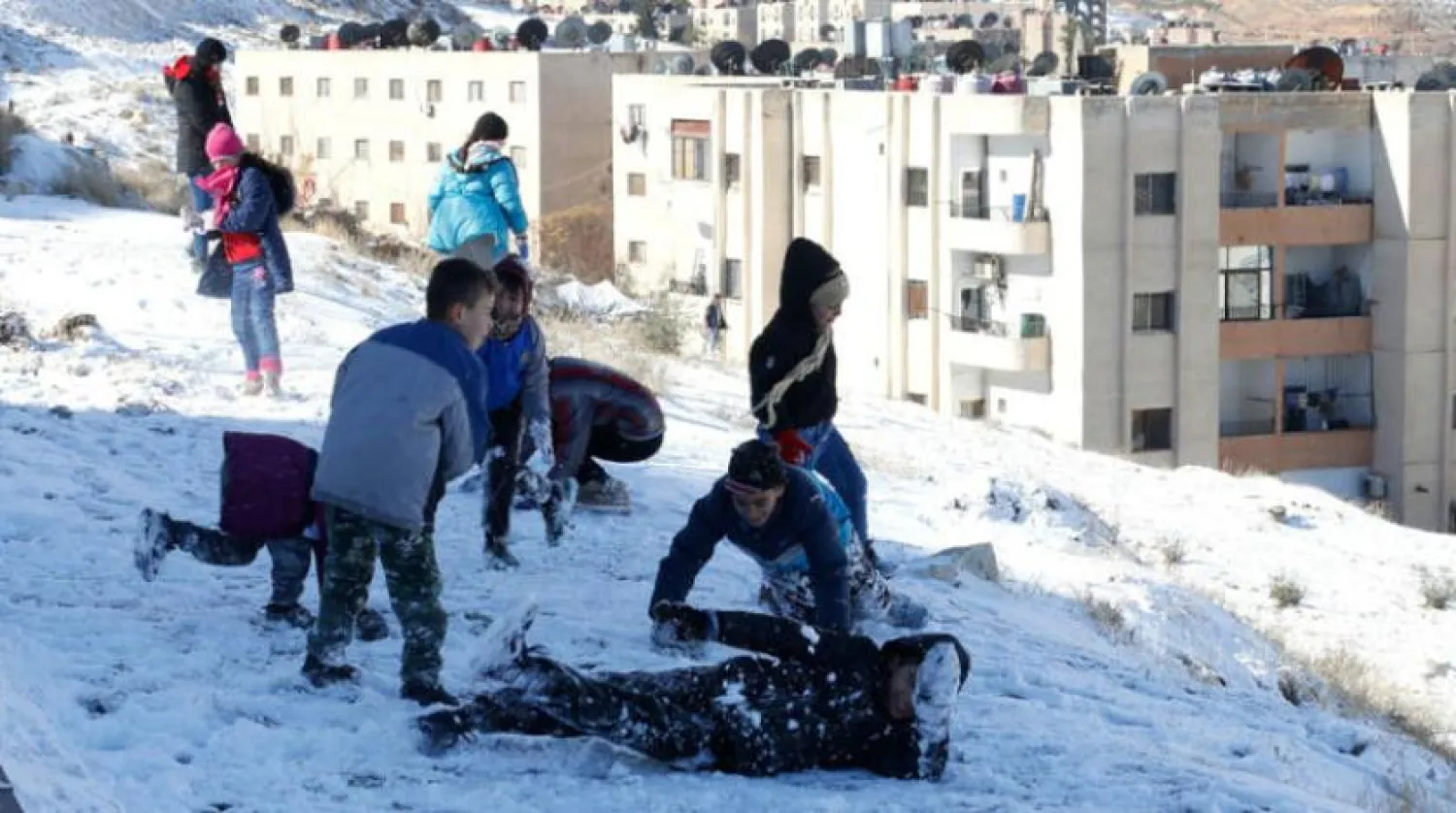 20 Ocak’ta Şam yakınlarındaki Dummar mahallesinde karın tadını çıkaran çocuklar (AFP)