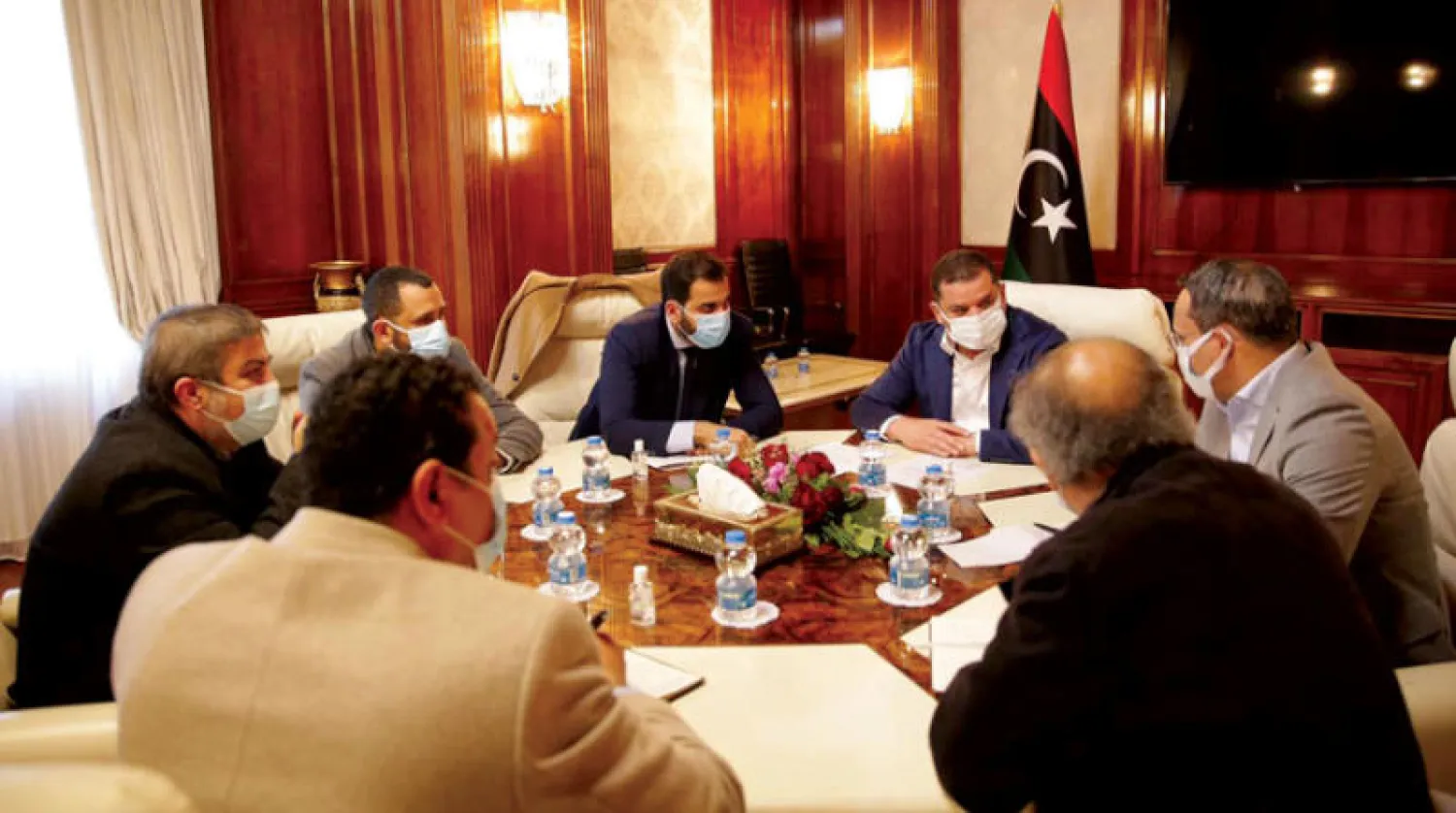 رئيس الحكومة عبد الحميد الدبيبة يتابع مع رئيس المركز الوطني لمكافحة الأمراض حيدر السايح تطورات «كورونا» (المكتب الإعلامي للحكومة)