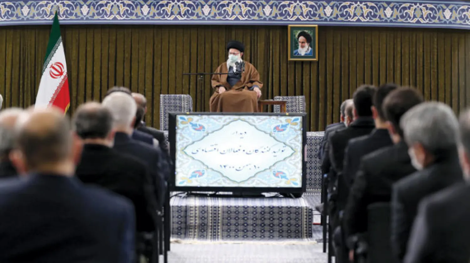 صورة نشرها موقع المرشد الإيراني من لقاء مع كبار المصنعين في طهران أمس