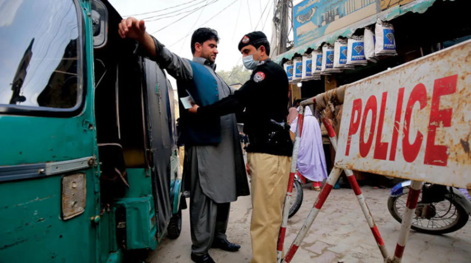 إجراءات أمنية وتفتيش وسط حالة تأهب أمني عقب مقتل كاهن وفرار مسلحين في بيشاور (إ.ب.أ)