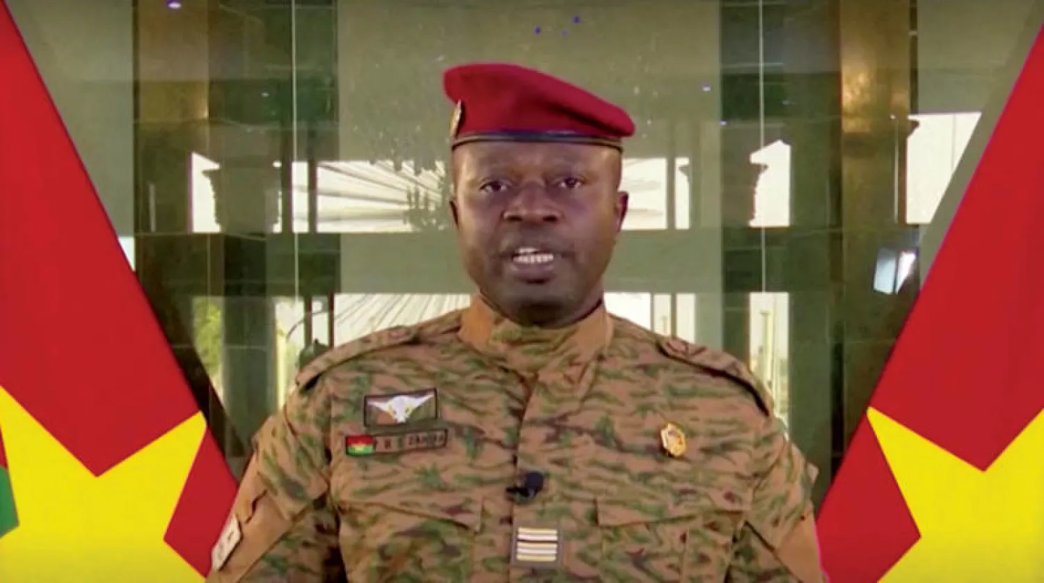 قائد المجلس العسكري اللفتنانت كولونيل داميبا يلقي خطابه في واغادوغو بعيد الانقلاب يوم 27 يناير (رويترز)