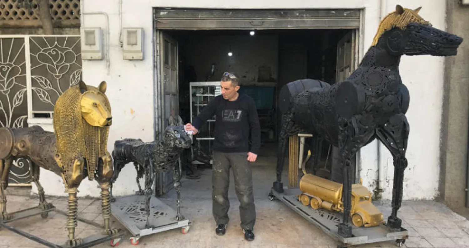 جزائري يصنع تماثيل من خردة السيارات