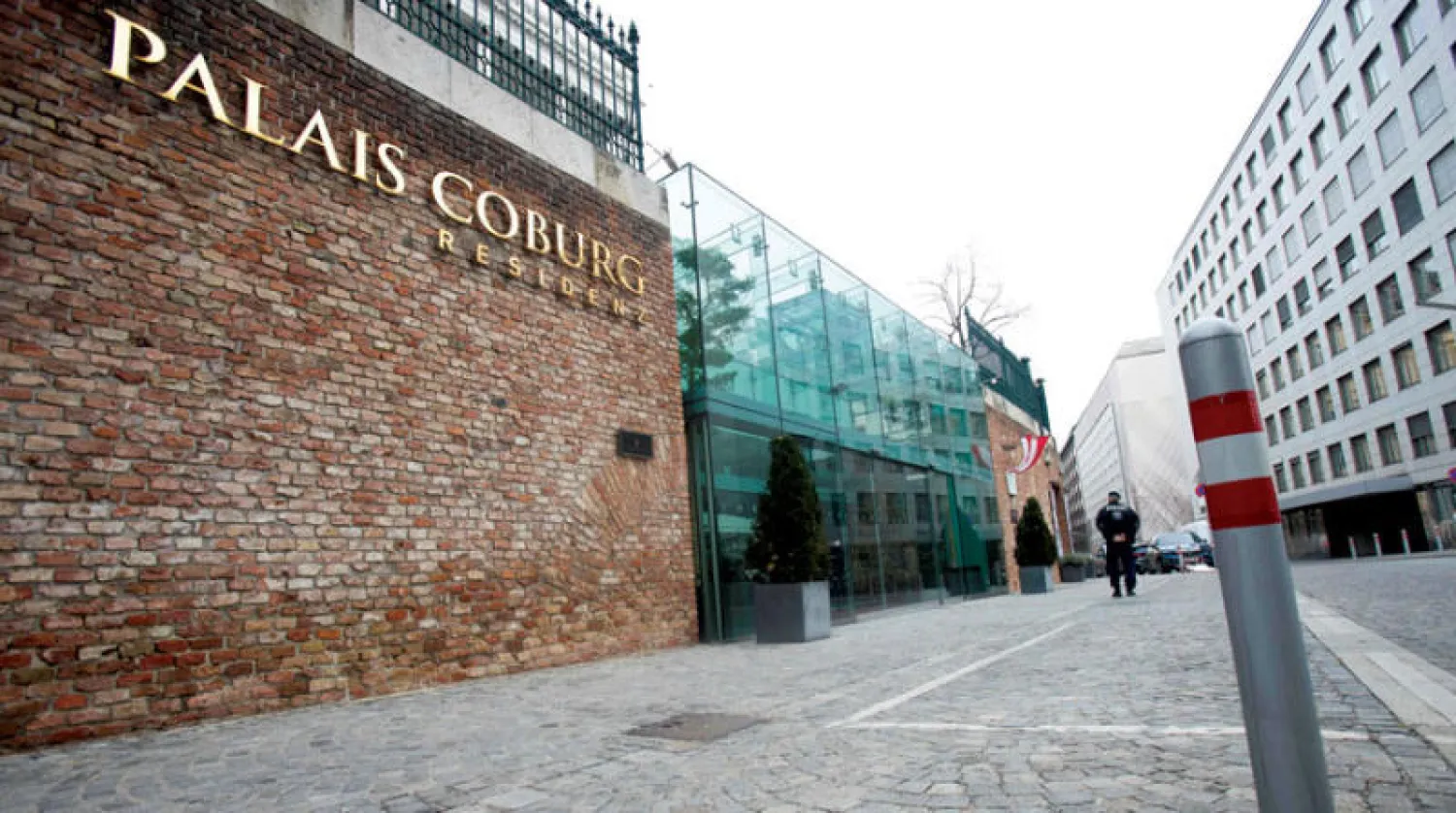 صورة أرشيفية تظهر مدخل فندق كوبورغ حيث تجري مفاوضات بين الدول الكبرى وإيران في وسط فيينا (أ.ف.ب)