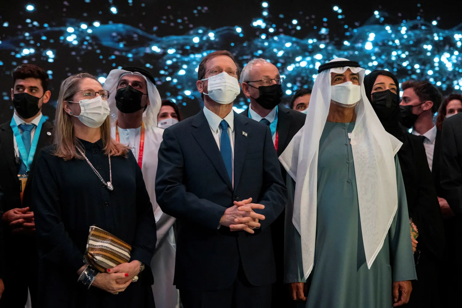الرئيس الإسرائيلي إسحق هرتسوغ (وسط) خلال زيارته لمعرض «إكسبو دبي 2020» (رويترز)