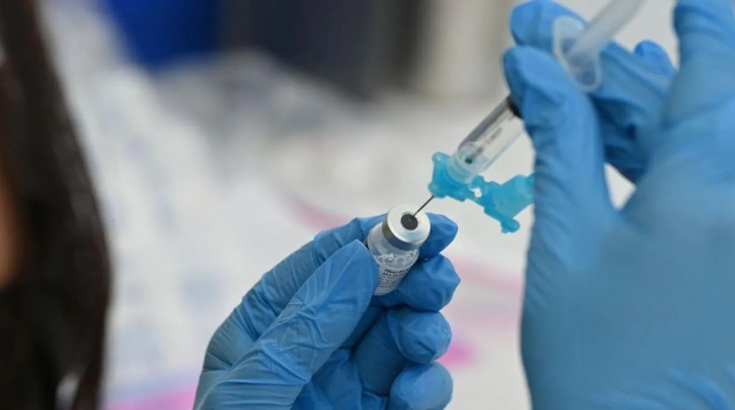 A health care worker fills a syringe with a COVID-19 vaccine at a community vaccination event in Los Angeles, US, Aug. 11, 2021. (AFP)
