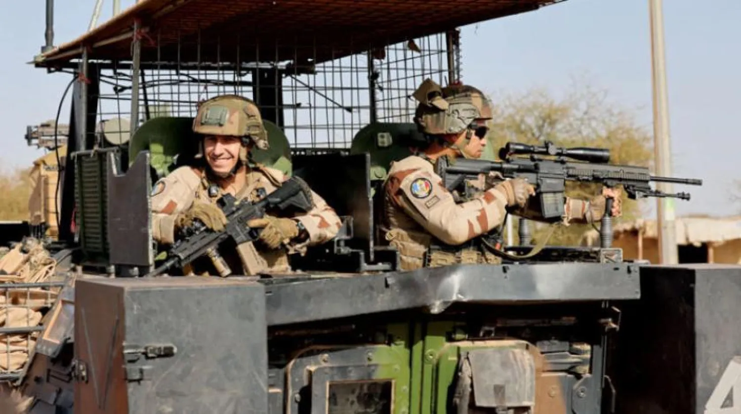 Barkhane Operasyonu’nda görevli Fransız askerler Aralık 2021’de Mali’nin kuzeyindeki Timbuktu kentinde devriyede (AFP)