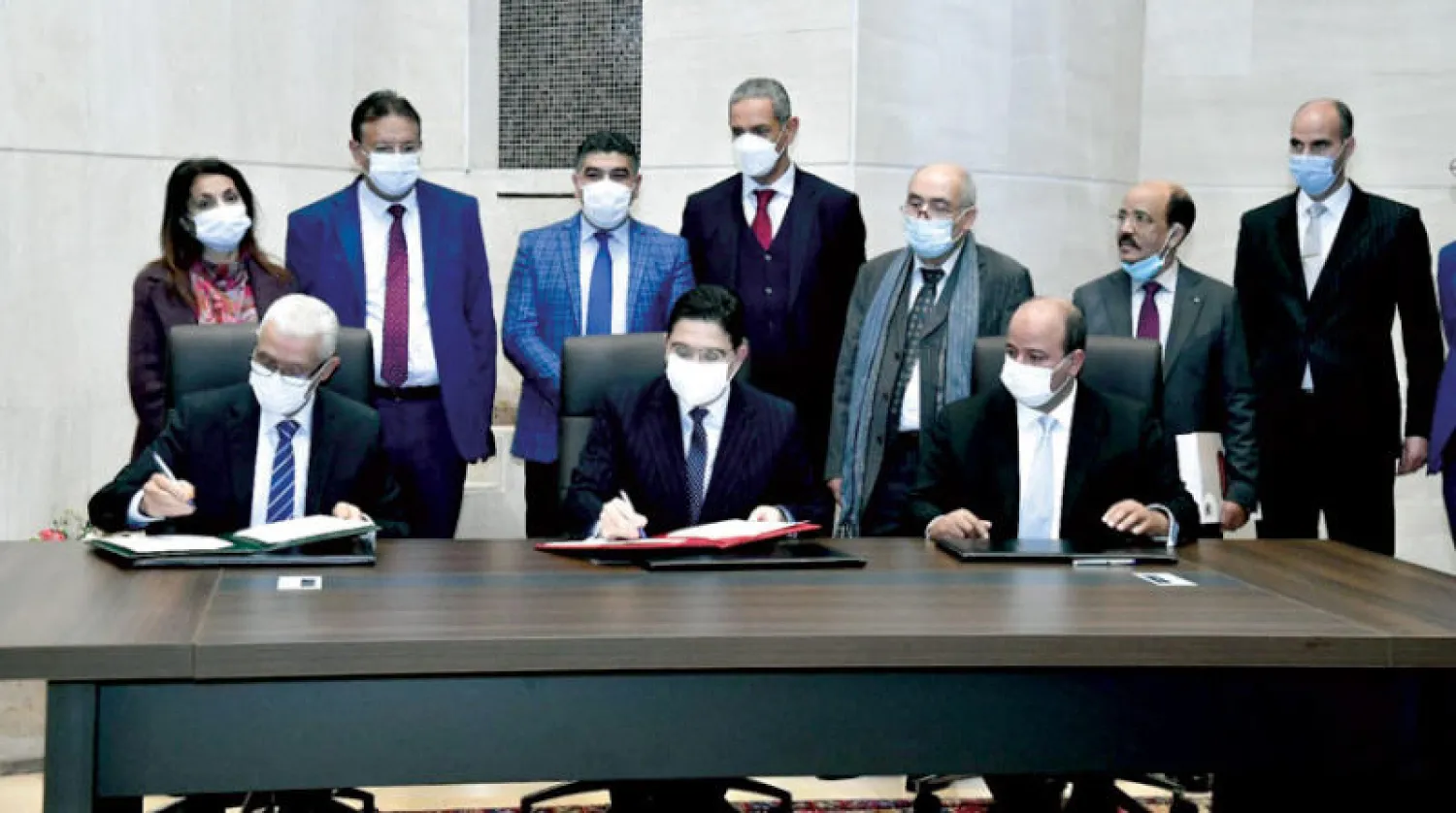 من حفل توقيع اتفاقية تعاون بين مجلسي النواب والمستشارين ووزارة الشؤون الخارجية أمس في الرباط (ماب)