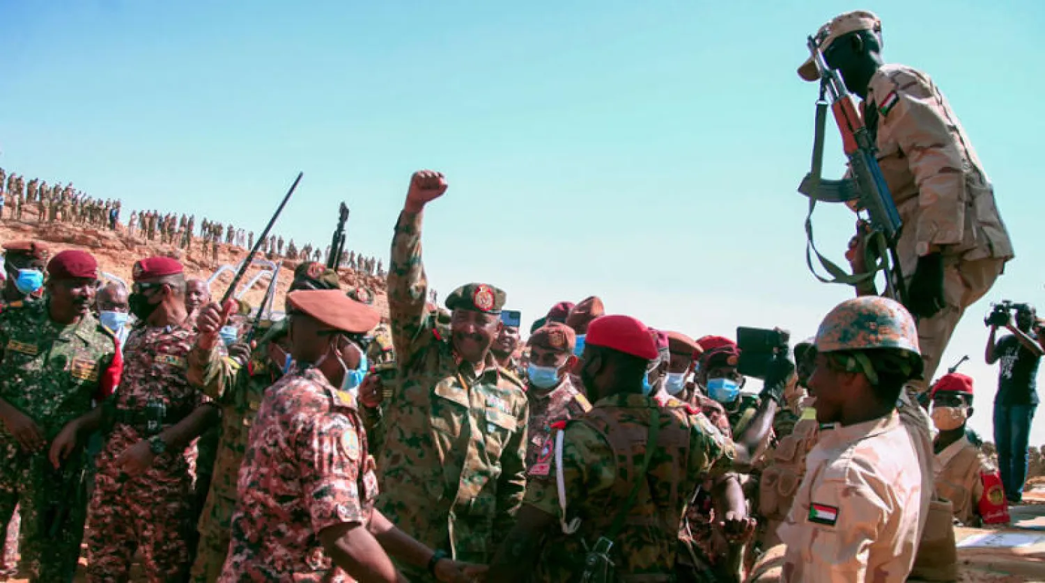 الفريق البرهان بين جنوده خلال مناورة عسكرية في ولاية نهر النيل يوم 8 ديسمبر الماضي (أ.ف.ب)