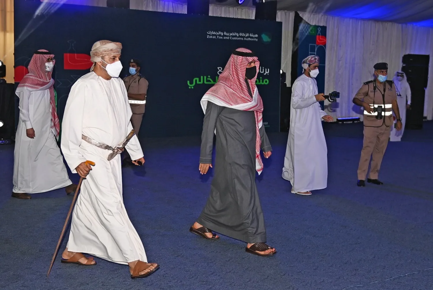Saudi Interior Minister Prince Abdulaziz bin Saud bin Naif bin Abdulaziz, and his Omani counterpart Hamoud bin Faisal Al Busaidi, tour on Monday the Empty Quarter crossing. (Oman News Agency)
